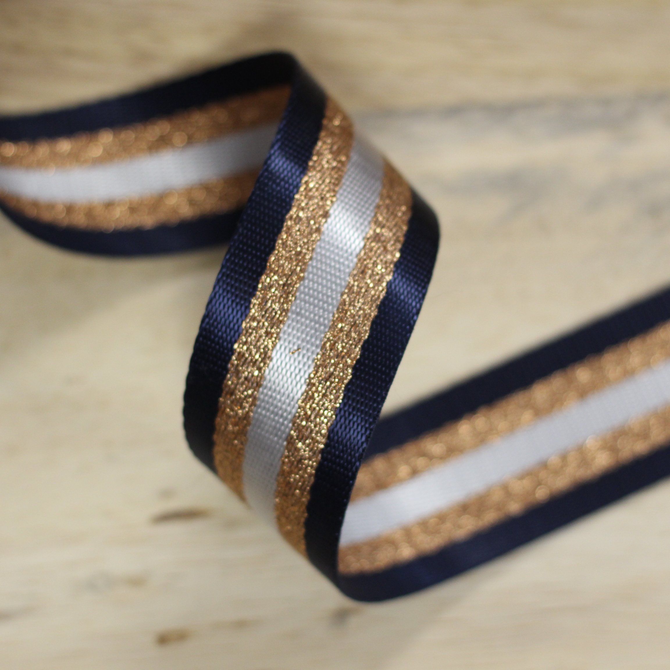 Sangle 38mm marine/doré/blanc (vendu x10cm) Mercerie Sélection Gaspard & Léonie | Gaspard et Léonie Tissus Mercerie Toulouse