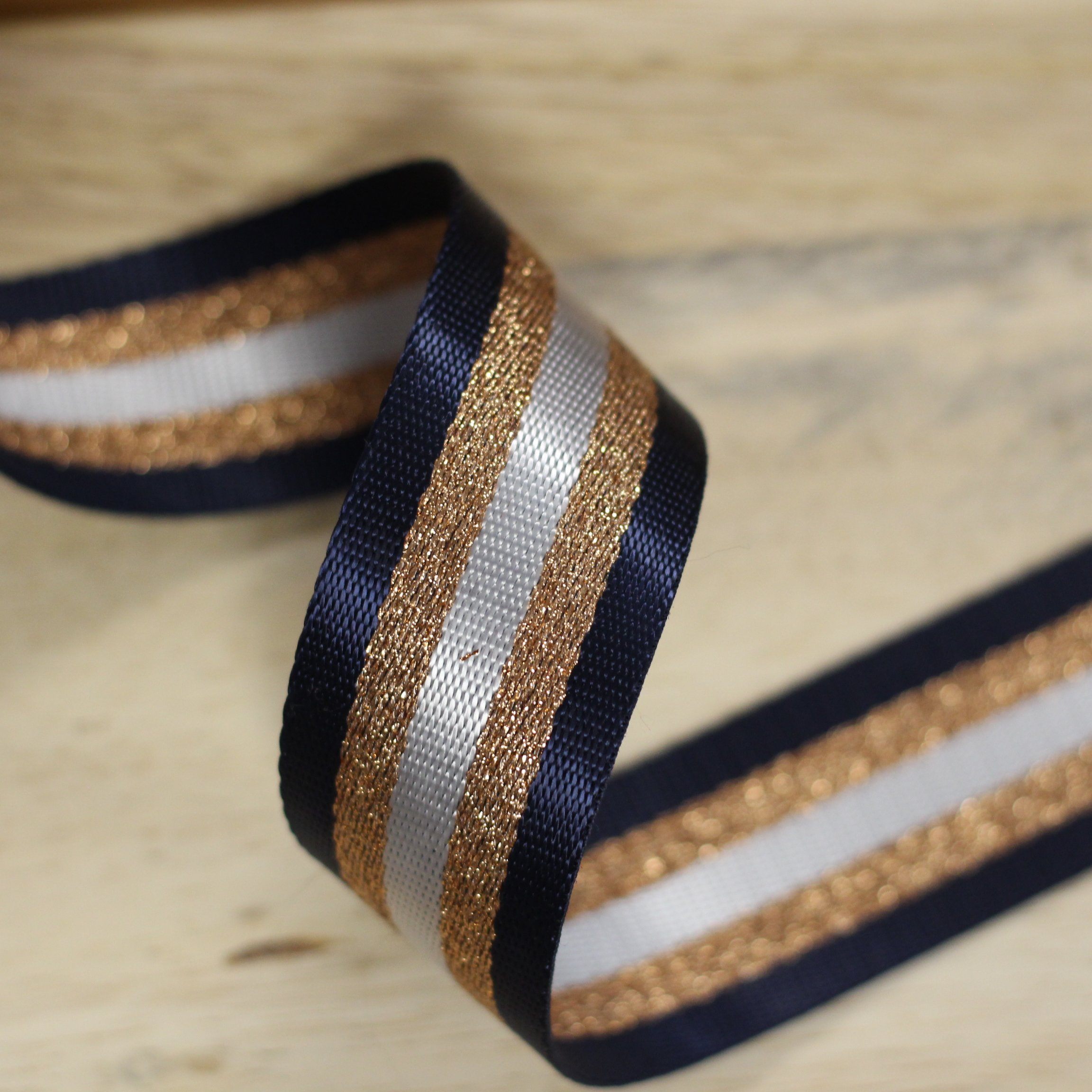 Sangle 38mm marine/doré/blanc (vendu x10cm) Mercerie Sélection Gaspard & Léonie | Gaspard et Léonie Tissus Mercerie Toulouse