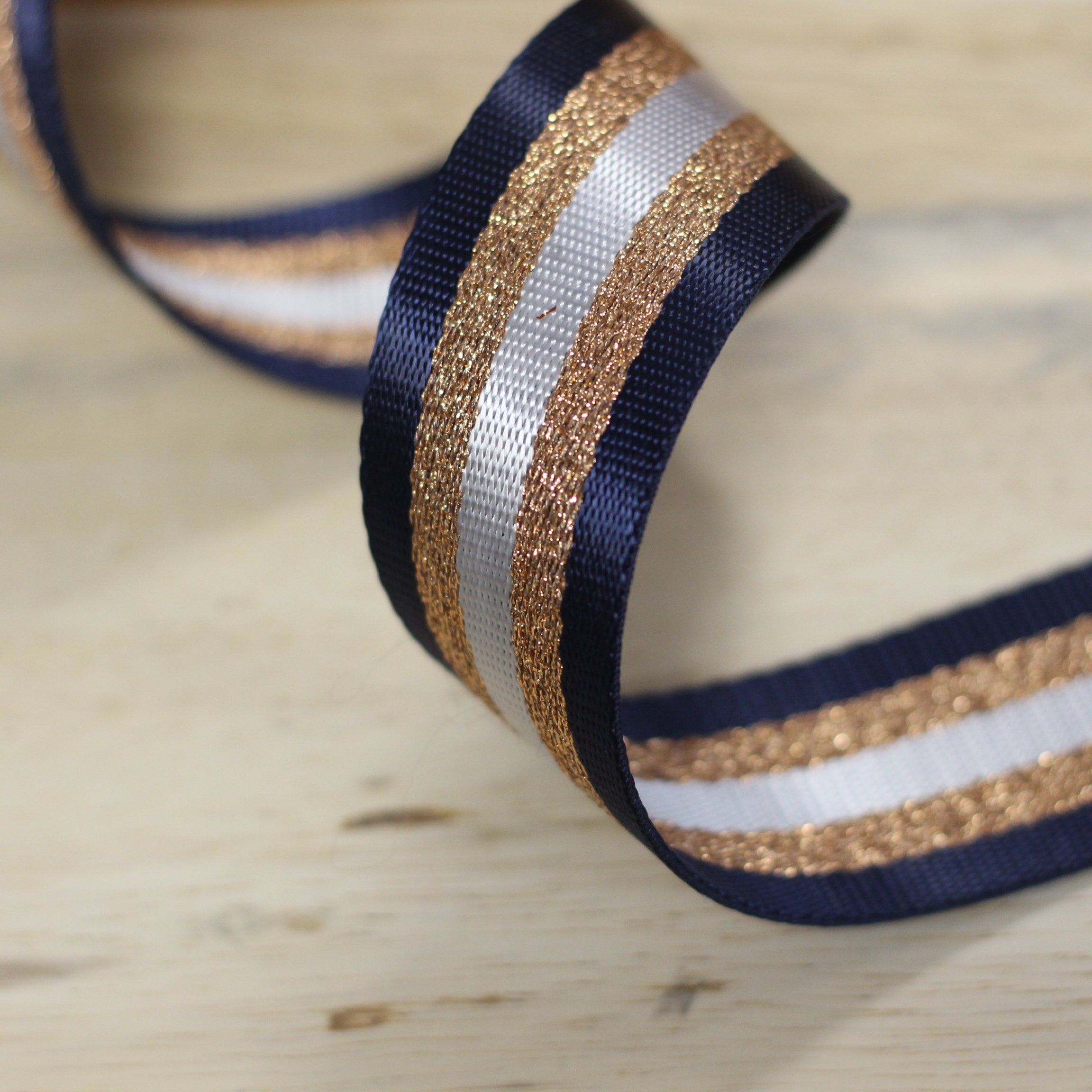 Sangle 38mm marine/doré/blanc (vendu x10cm) Mercerie Sélection Gaspard & Léonie | Gaspard et Léonie Tissus Mercerie Toulouse