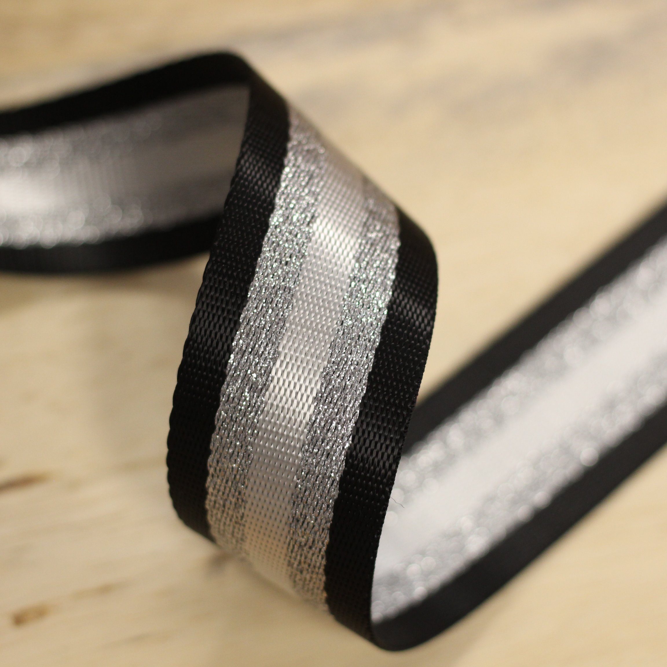 Sangle 38mm noir/argent/blanc (Vendu x10cm) Mercerie Sélection Gaspard & Léonie | Gaspard et Léonie Tissus Mercerie Toulouse