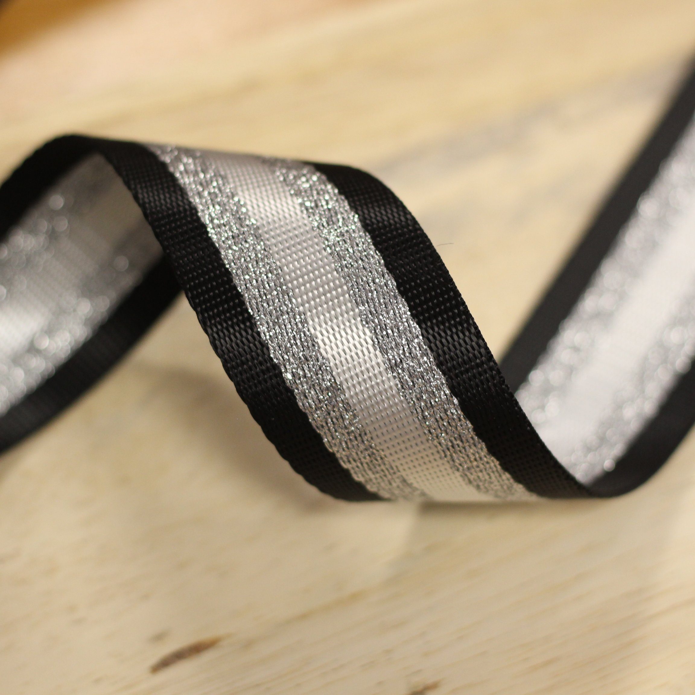 Sangle 38mm noir/argent/blanc (Vendu x10cm) Mercerie Sélection Gaspard & Léonie | Gaspard et Léonie Tissus Mercerie Toulouse