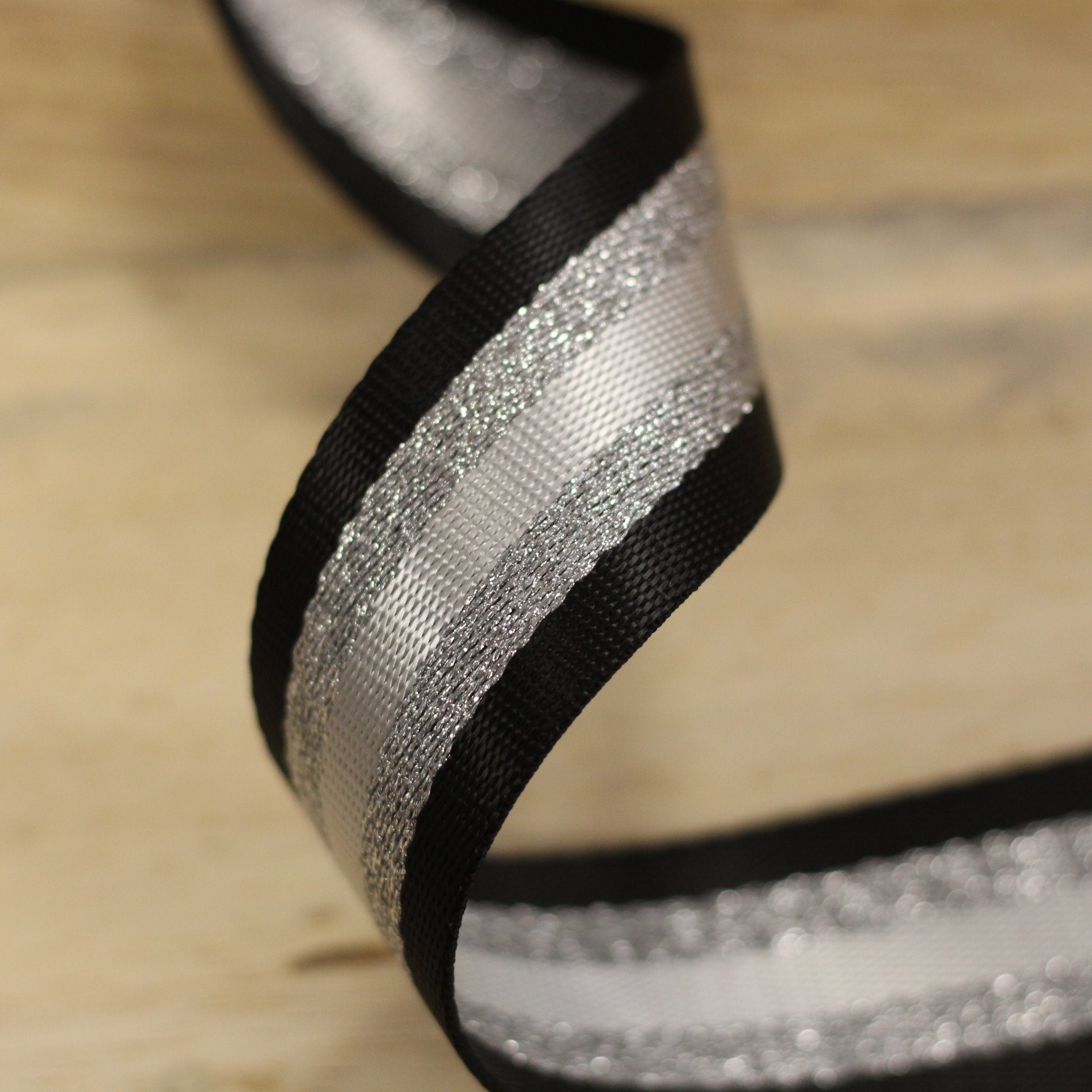 Sangle 38mm noir/argent/blanc (Vendu x10cm) Mercerie Sélection Gaspard & Léonie | Gaspard et Léonie Tissus Mercerie Toulouse