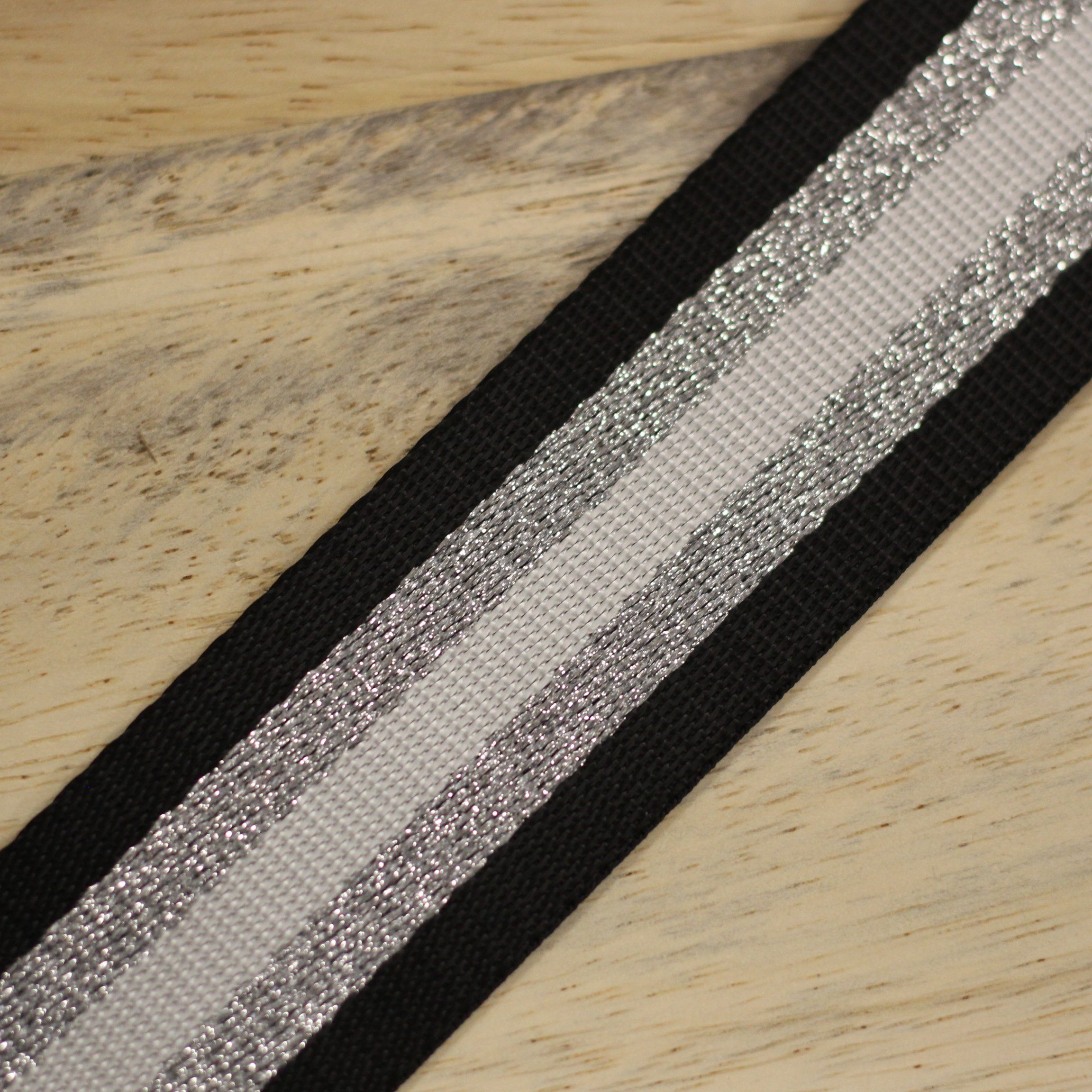Sangle 38mm noir/argent/blanc (Vendu x10cm) Mercerie Sélection Gaspard & Léonie | Gaspard et Léonie Tissus Mercerie Toulouse