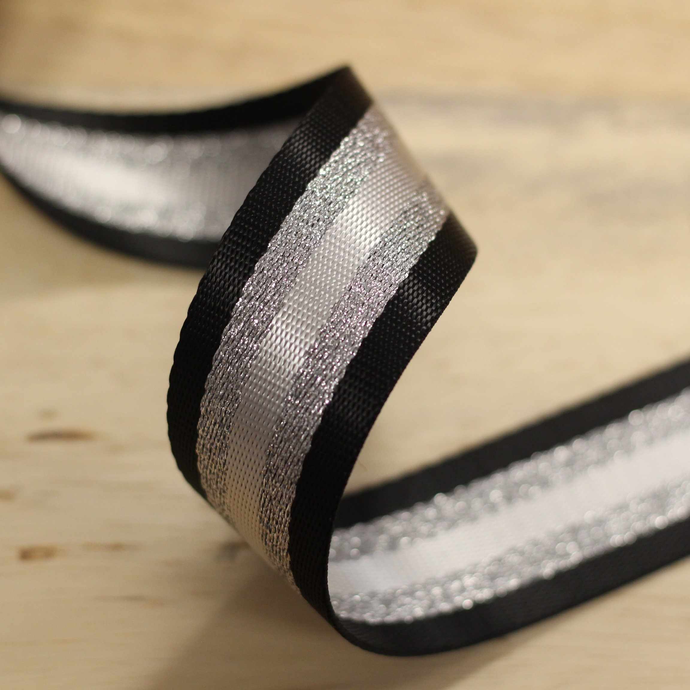 Sangle 38mm noir/argent/blanc (Vendu x10cm) Mercerie Sélection Gaspard & Léonie | Gaspard et Léonie Tissus Mercerie Toulouse