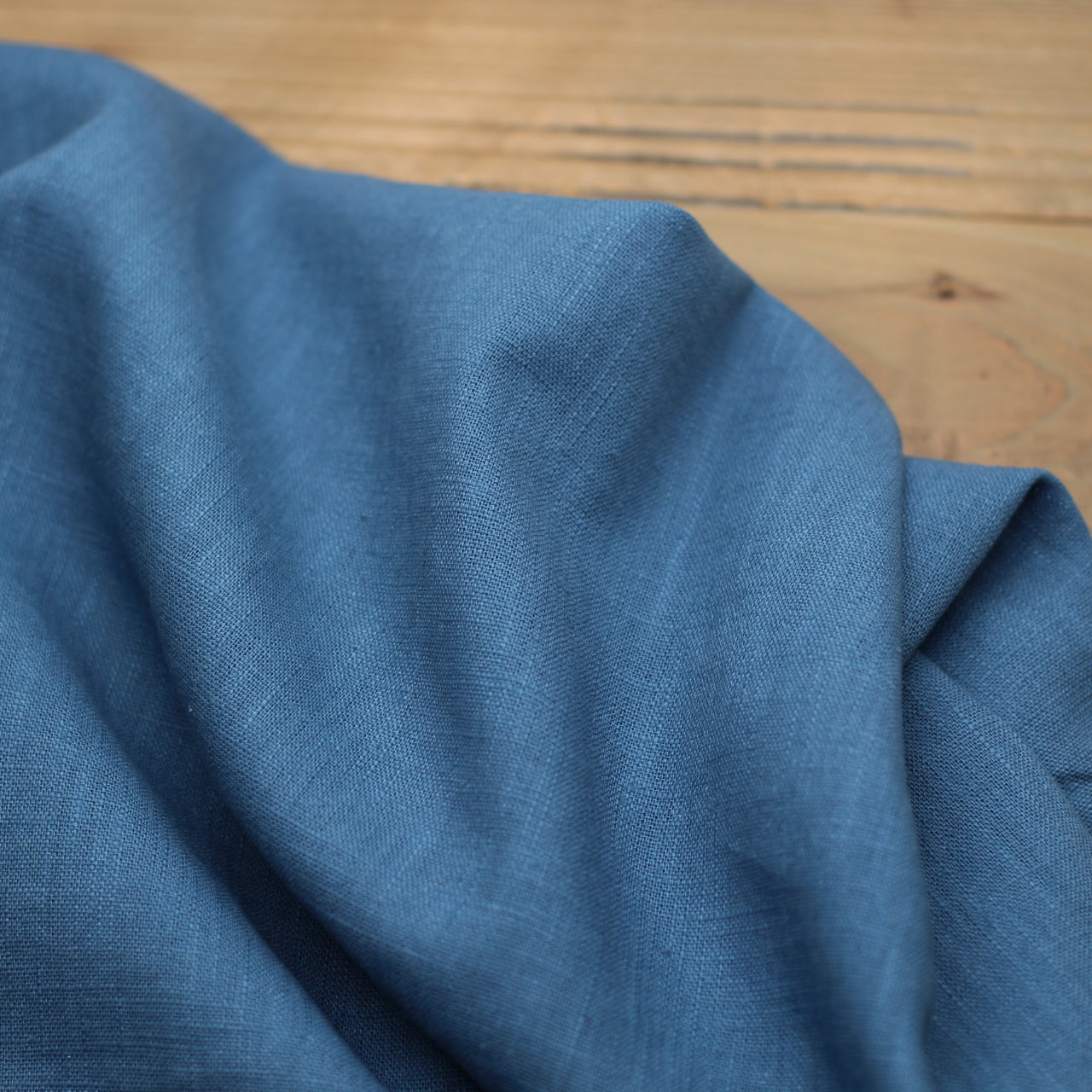 Tissu 100% Lin Lavé Uni - Bleu Jean (Vendu x10cm) Tissus Sélection Gaspard & Léonie | Gaspard et Léonie Tissus en ligne et Mercerie à Toulouse