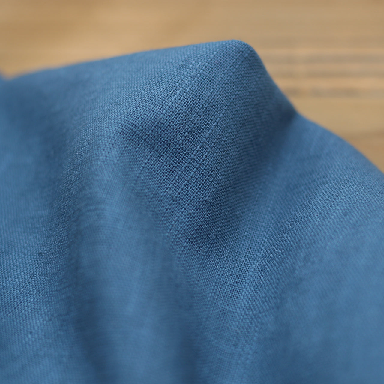 Tissu 100% Lin Lavé Uni - Bleu Jean (Vendu x10cm) Tissus Sélection Gaspard & Léonie | Gaspard et Léonie Tissus en ligne et Mercerie à Toulouse