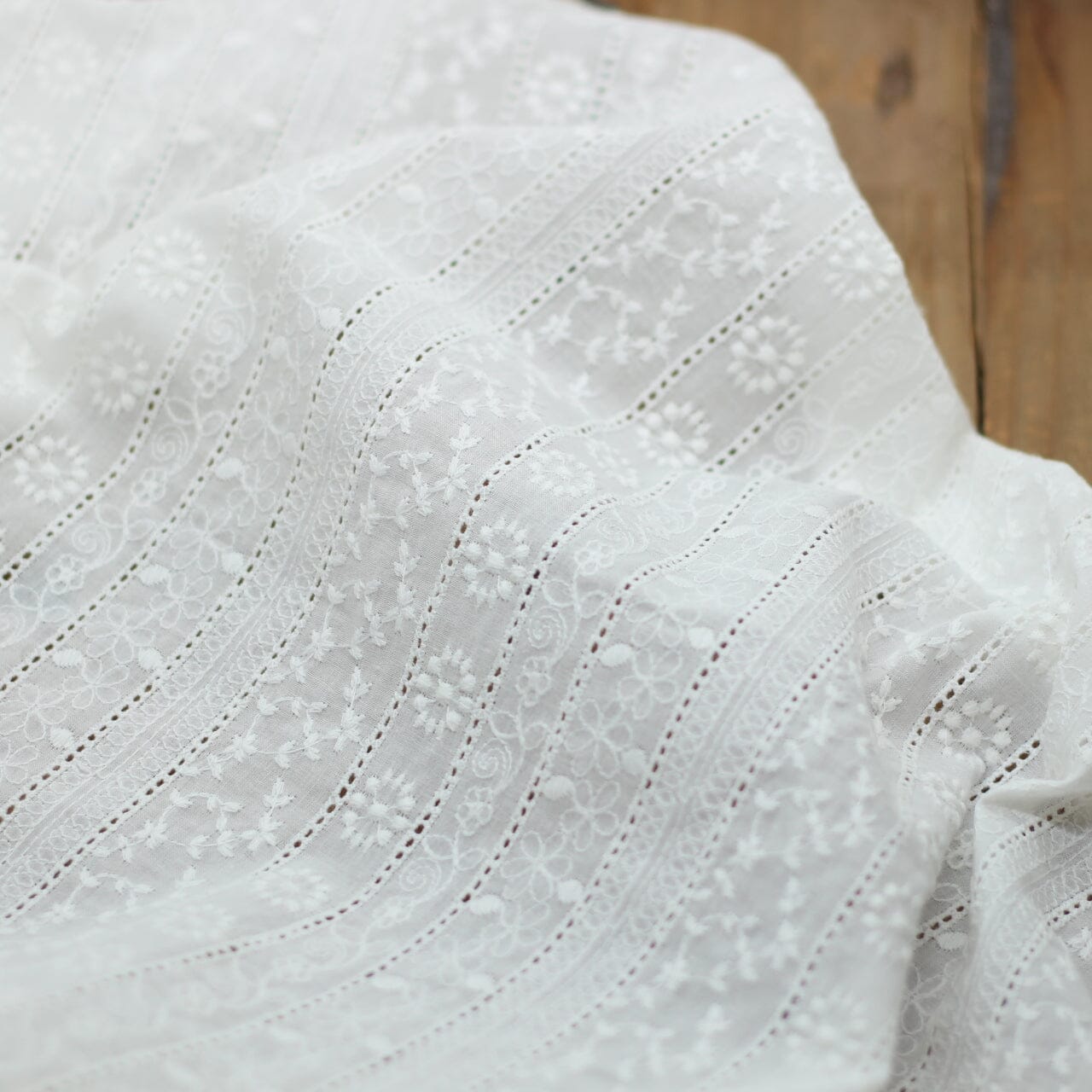 Tissu coton brodé - Broderie Anglaise - LILIAH - Blanc (Vendu x10cm) Tissus Sélection Gaspard & Léonie | Gaspard et Léonie Tissus en ligne et Mercerie à Toulouse