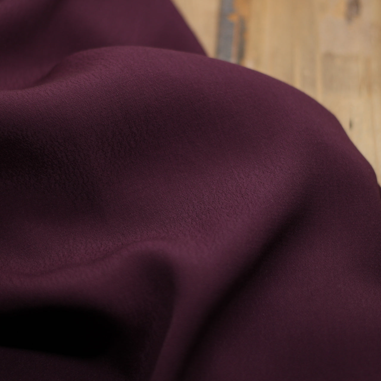 Tissu Crêpe de viscose Mousseline Uni - Bordeaux (Vendu x10cm) Tissus Sélection Gaspard & Léonie | Gaspard et Léonie Tissus en ligne et Mercerie à Toulouse