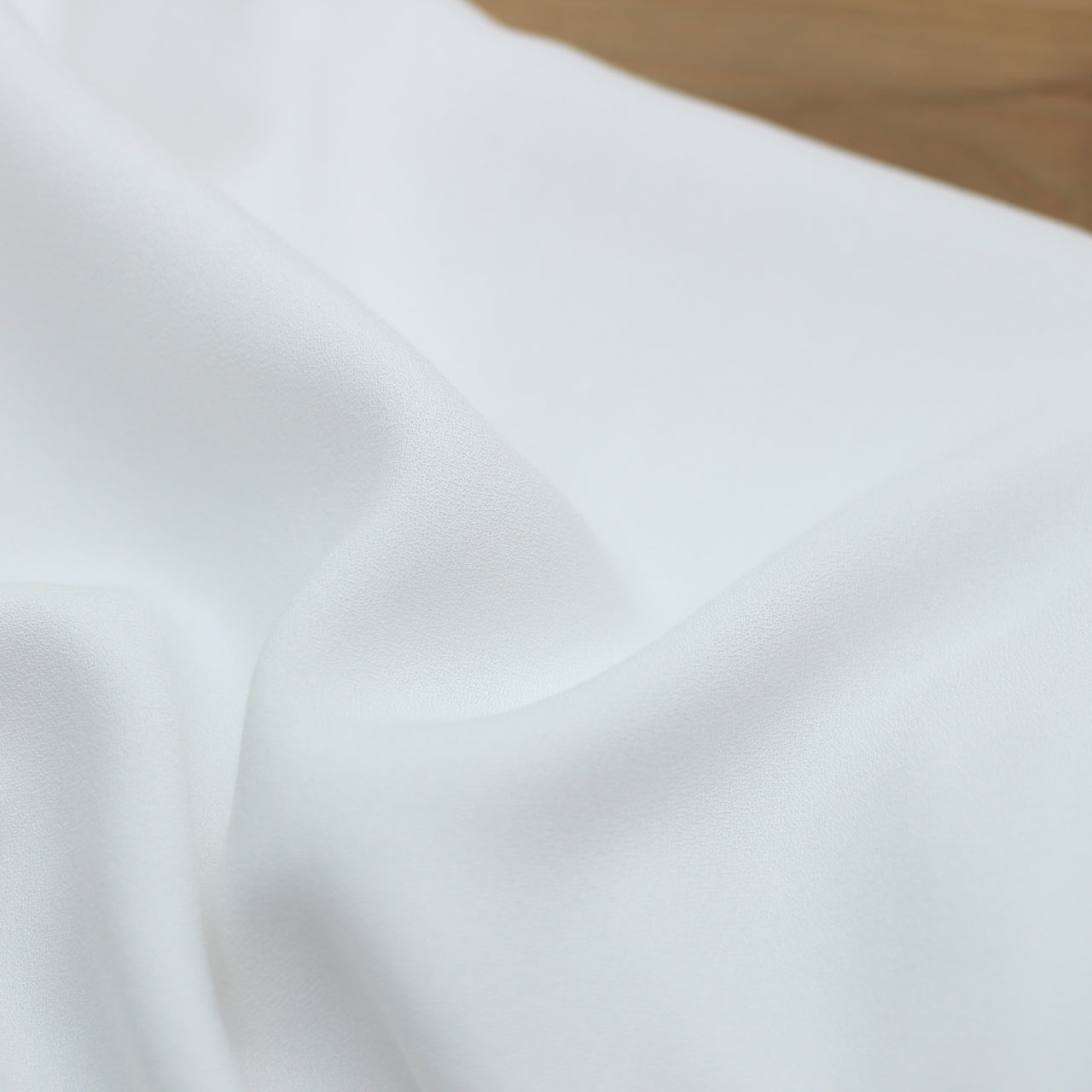 Tissu Crêpe de viscose Uni - Blanc (Vendu x10cm) Tissus Sélection Gaspard & Léonie | Gaspard et Léonie Tissus en ligne et Mercerie à Toulouse