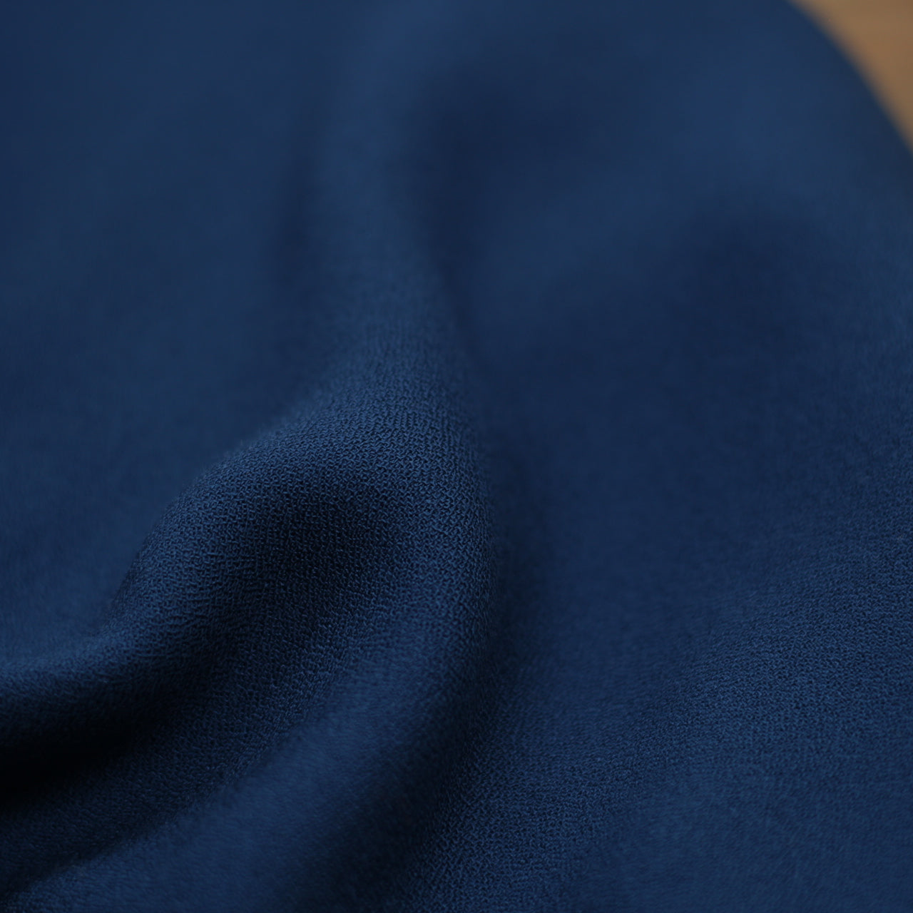 Tissu Crêpe de viscose Uni - Bleu denim (Vendu x10cm) Tissus Sélection Gaspard & Léonie | Gaspard et Léonie Tissus en ligne et Mercerie à Toulouse