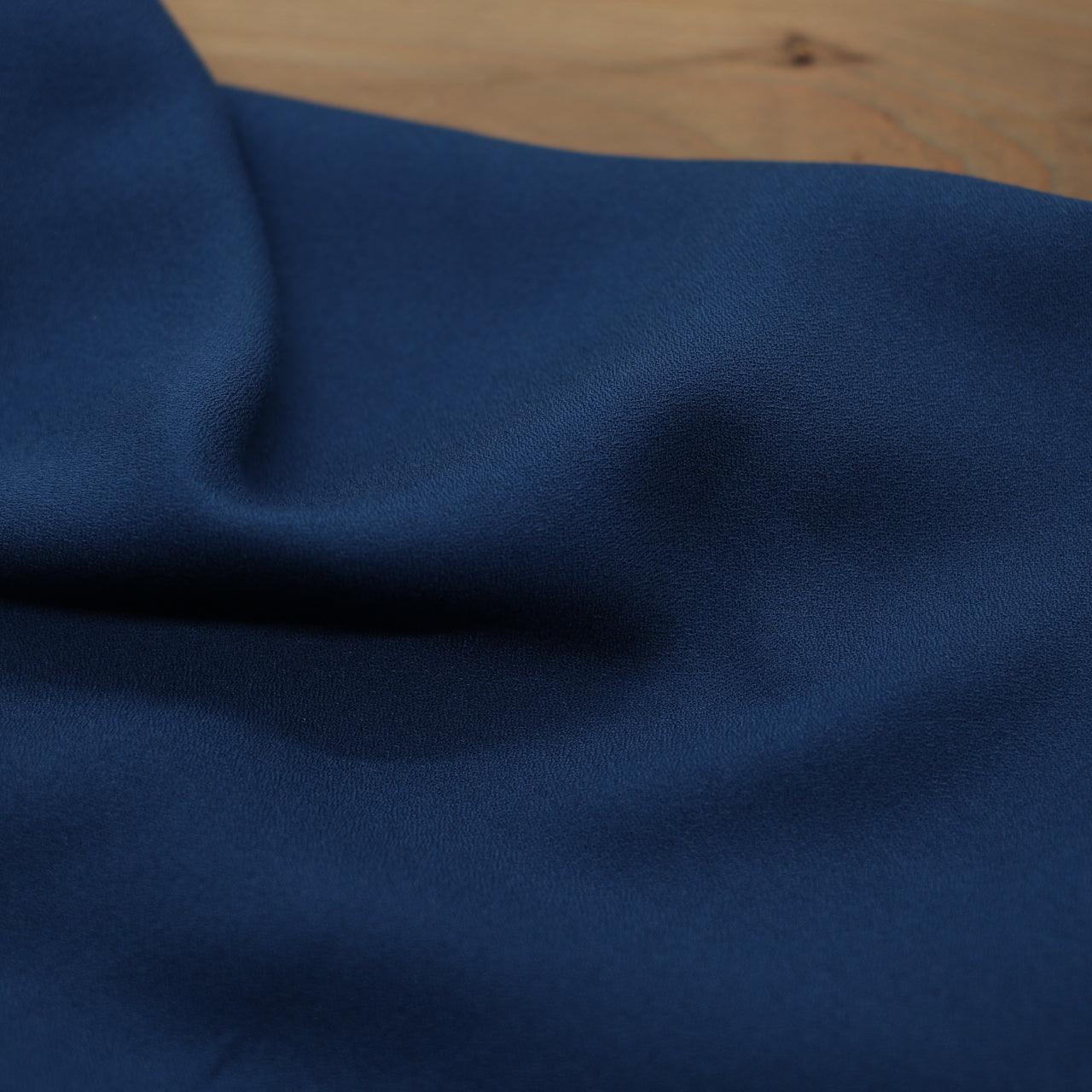 Tissu Crêpe de viscose Uni - Bleu denim (Vendu x10cm) Tissus Sélection Gaspard & Léonie | Gaspard et Léonie Tissus en ligne et Mercerie à Toulouse