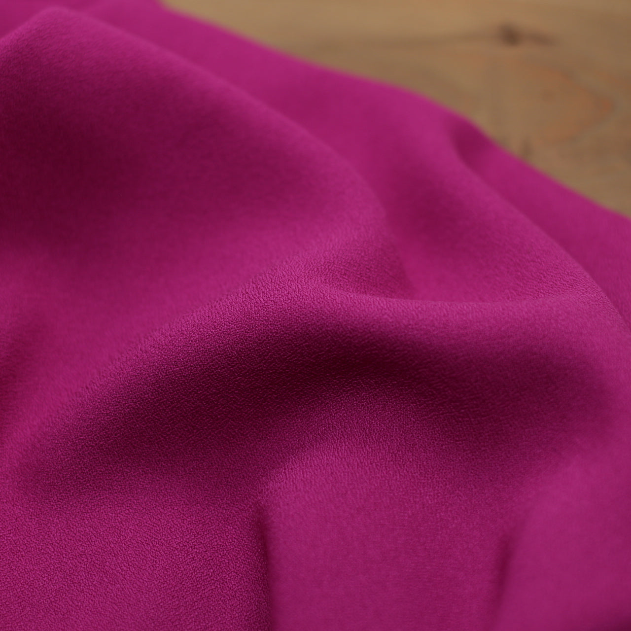 Tissu Crêpe de viscose Uni - Fuschia (Vendu x10cm) Tissus Sélection Gaspard & Léonie | Gaspard et Léonie Tissus en ligne et Mercerie à Toulouse