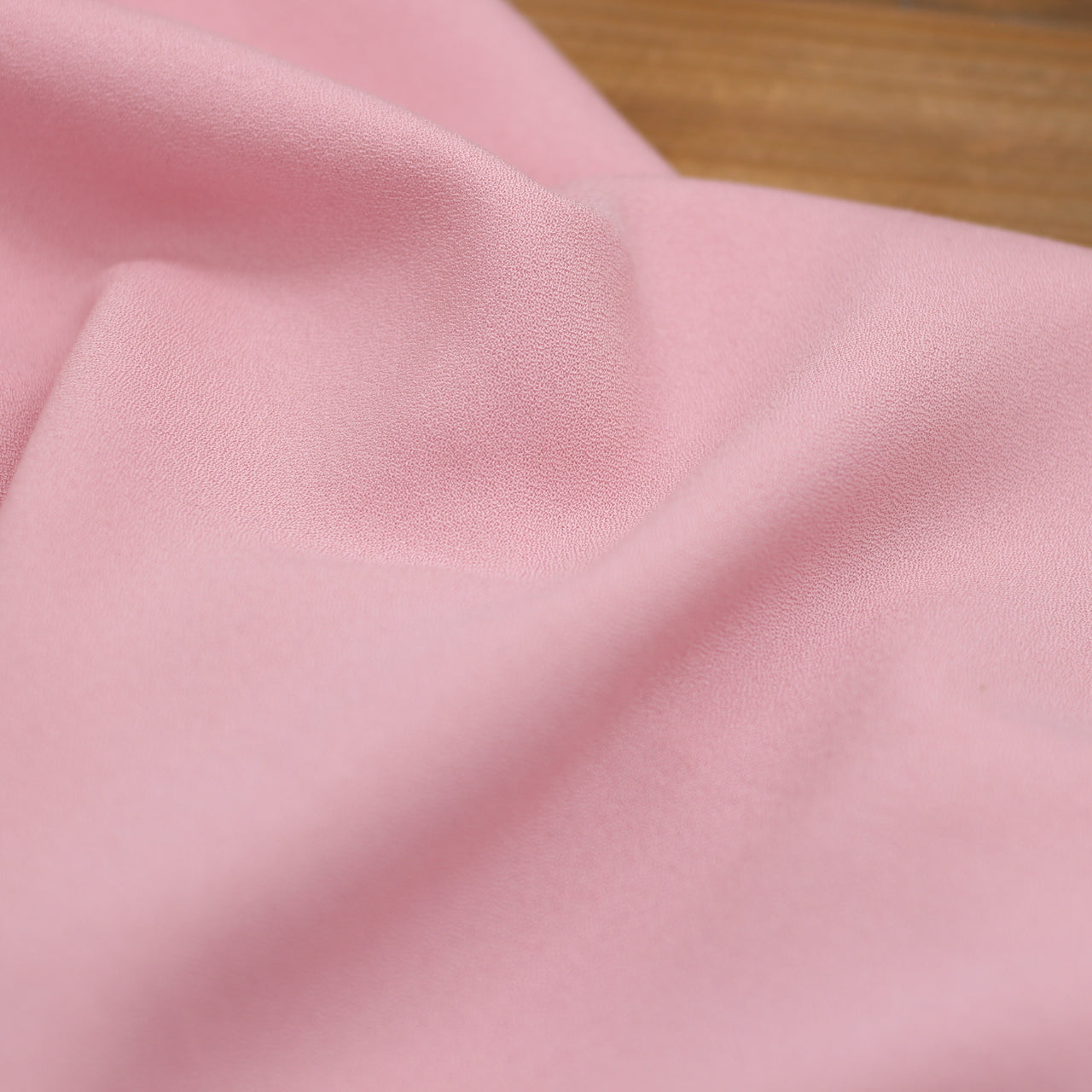 Tissu Crêpe de viscose Uni - Rose pétale (Vendu x10cm) Tissus Sélection Gaspard & Léonie | Gaspard et Léonie Tissus en ligne et Mercerie à Toulouse