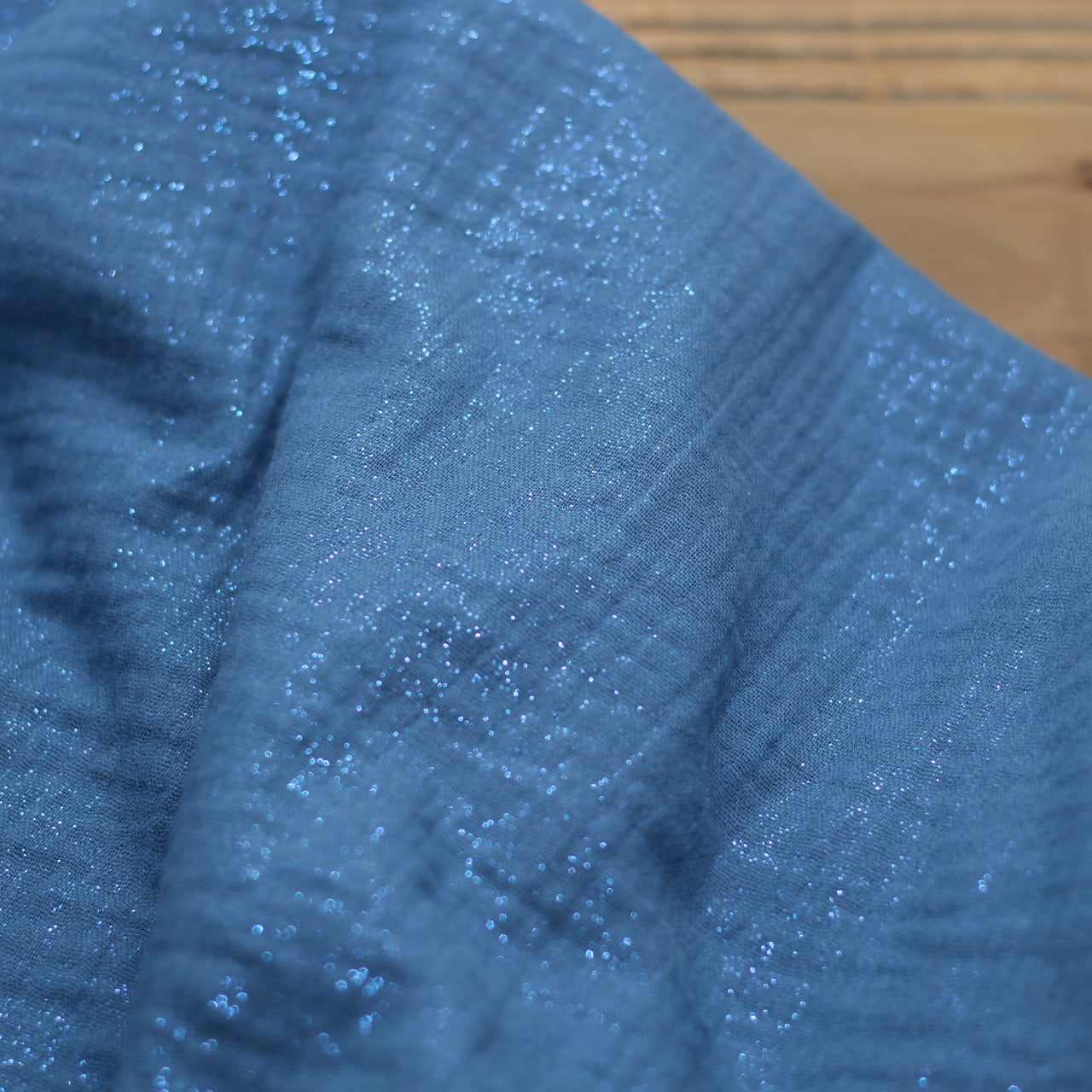 Tissu double gaze de coton - Bleu Jean pailleté bleu (Vendu x10cm) Tissus Sélection Gaspard & Léonie | Gaspard et Léonie Tissus en ligne et Mercerie à Toulouse
