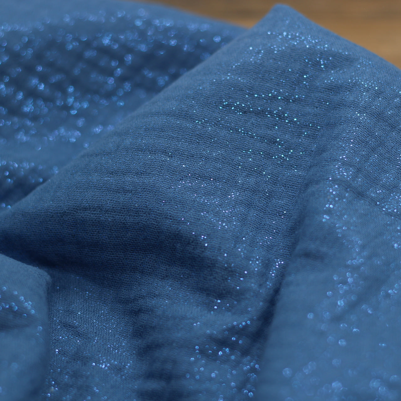 Tissu double gaze de coton - Bleu Jean pailleté bleu (Vendu x10cm) Tissus Sélection Gaspard & Léonie | Gaspard et Léonie Tissus en ligne et Mercerie à Toulouse