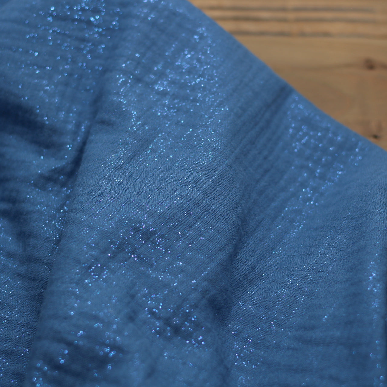 Tissu double gaze de coton - Bleu Jean pailleté bleu (Vendu x10cm) Tissus Sélection Gaspard & Léonie | Gaspard et Léonie Tissus en ligne et Mercerie à Toulouse