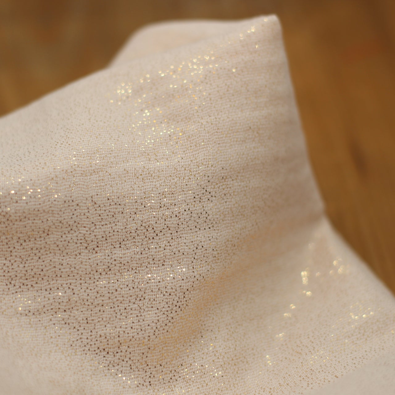 Tissu double gaze de coton - Ecru poudré pailleté Or (Vendu x10cm) Tissus Sélection Gaspard & Léonie | Gaspard et Léonie Tissus en ligne et Mercerie à Toulouse