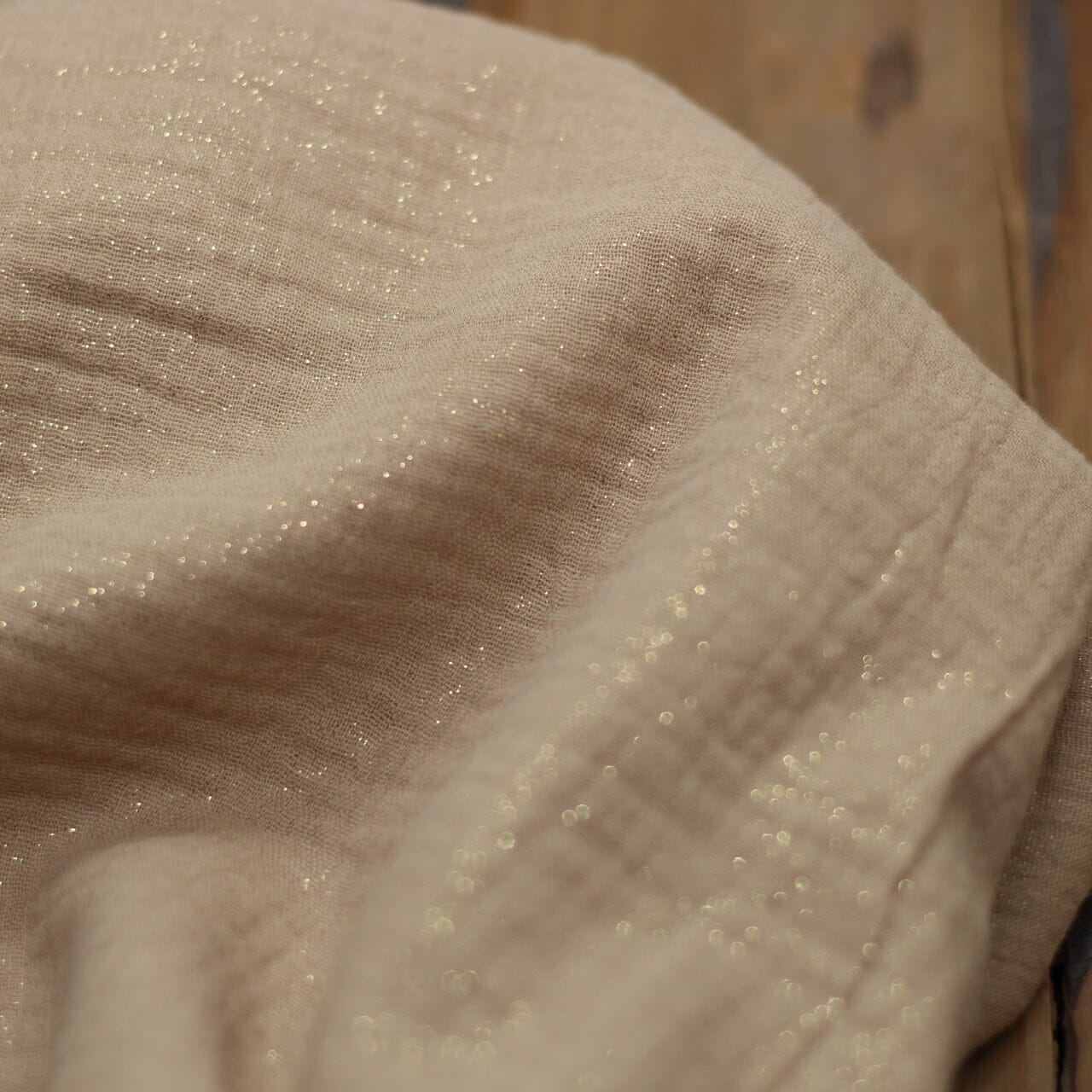 Tissu double gaze de coton - Praliné pailleté Or (Vendu x10cm) Tissus Sélection Gaspard & Léonie | Gaspard et Léonie Tissus en ligne et Mercerie à Toulouse