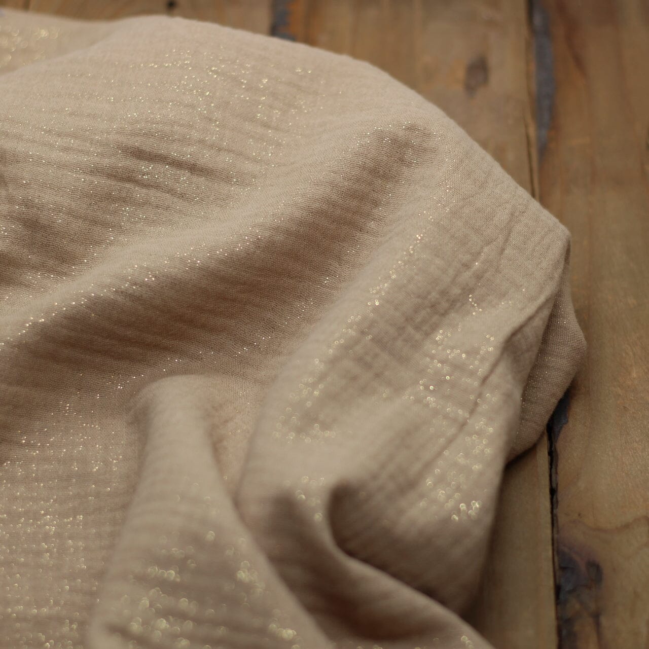 Tissu double gaze de coton - Praliné pailleté Or (Vendu x10cm) Tissus Sélection Gaspard & Léonie | Gaspard et Léonie Tissus en ligne et Mercerie à Toulouse