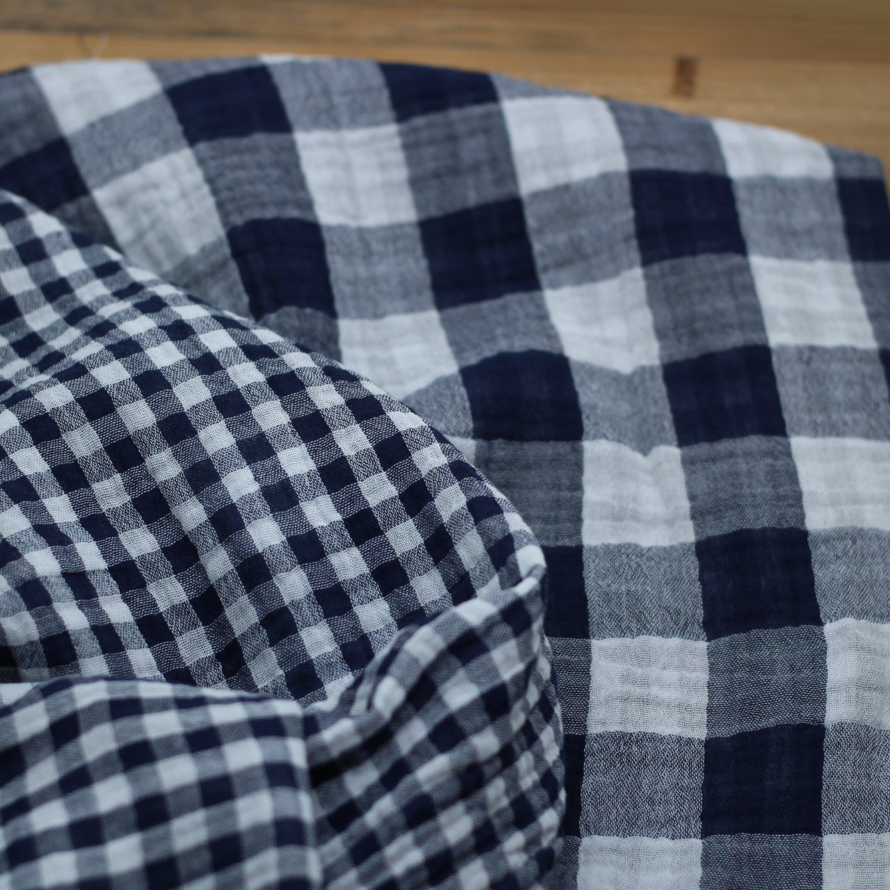 Tissu double Gaze de coton Réversible - Carreaux Vichy - Marine (Vendu x10cm) Tissus Sélection Gaspard & Léonie | Gaspard et Léonie Tissus en ligne et Mercerie à Toulouse