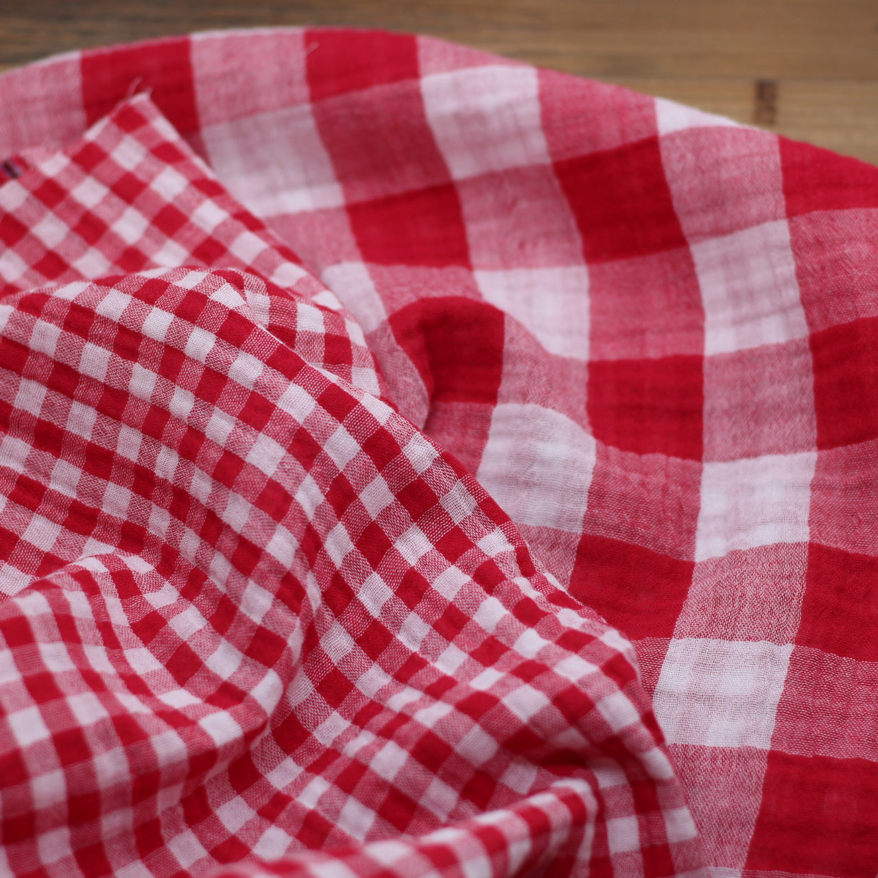 Tissu double Gaze de coton Réversible - Carreaux Vichy - Rouge (Vendu x10cm) Tissus Sélection Gaspard & Léonie | Gaspard et Léonie Tissus en ligne et Mercerie à Toulouse