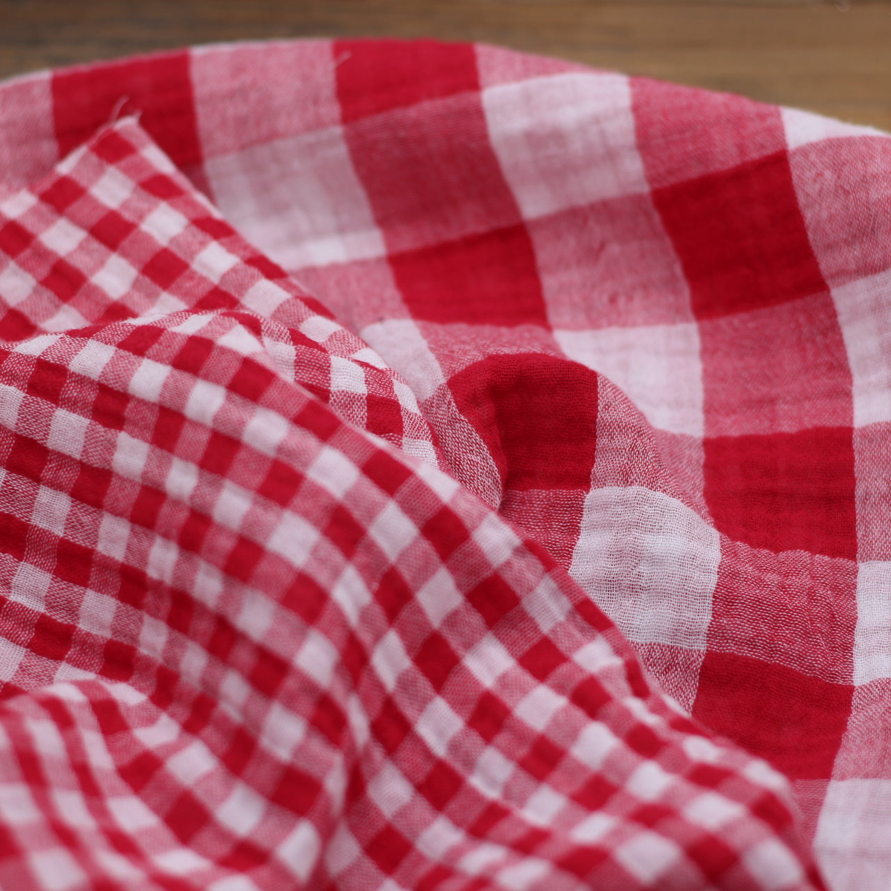 Tissu double Gaze de coton Réversible - Carreaux Vichy - Rouge (Vendu x10cm) Tissus Sélection Gaspard & Léonie | Gaspard et Léonie Tissus en ligne et Mercerie à Toulouse