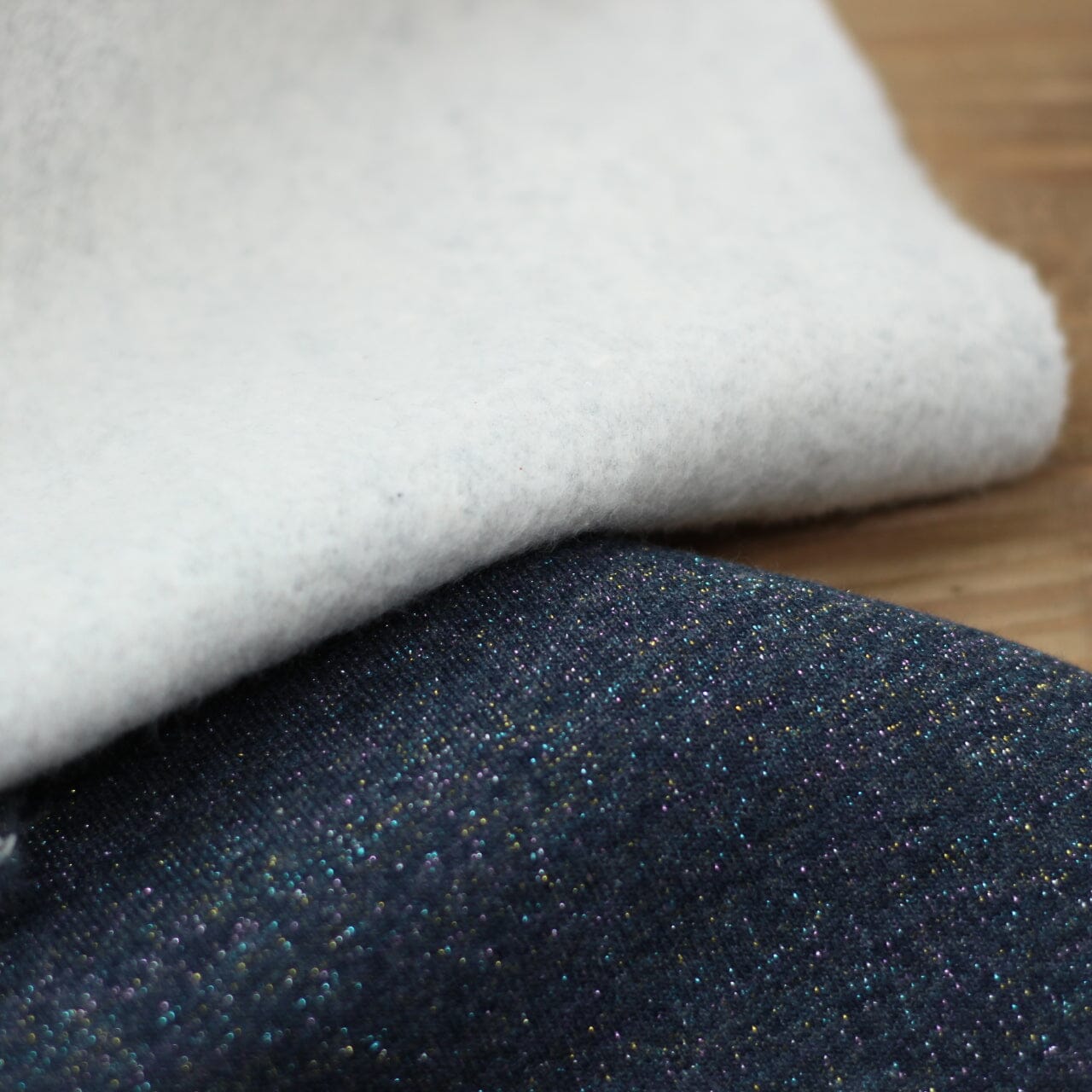 Tissu French Terry Glitter Bleu Denim/Arc en ciel (Vendu x10cm) Tissus Sélection Gaspard & Léonie | Gaspard et Léonie Tissus en ligne et Mercerie à Toulouse