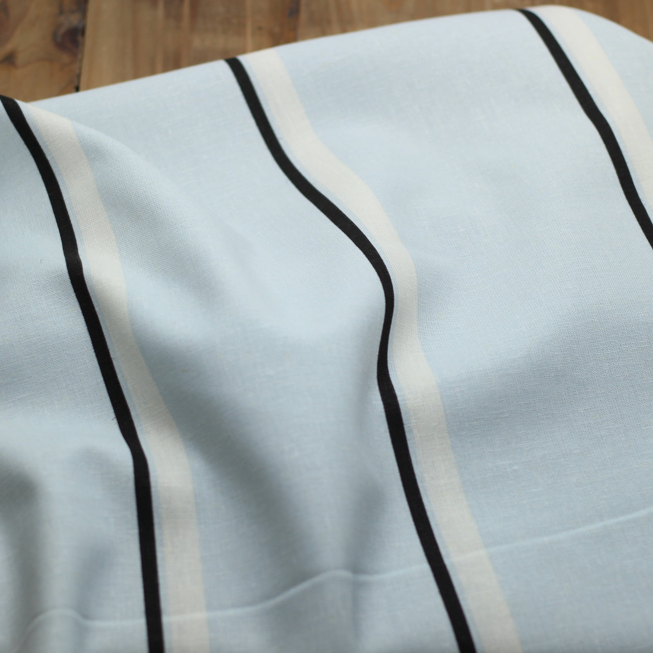 Tissu Lin viscose rayé - Blanc et Noir - Bleu ciel (Vendu x10cm) Tissus Sélection _FIBRE MOOD | Gaspard et Léonie Tissus en ligne et Mercerie à Toulouse
