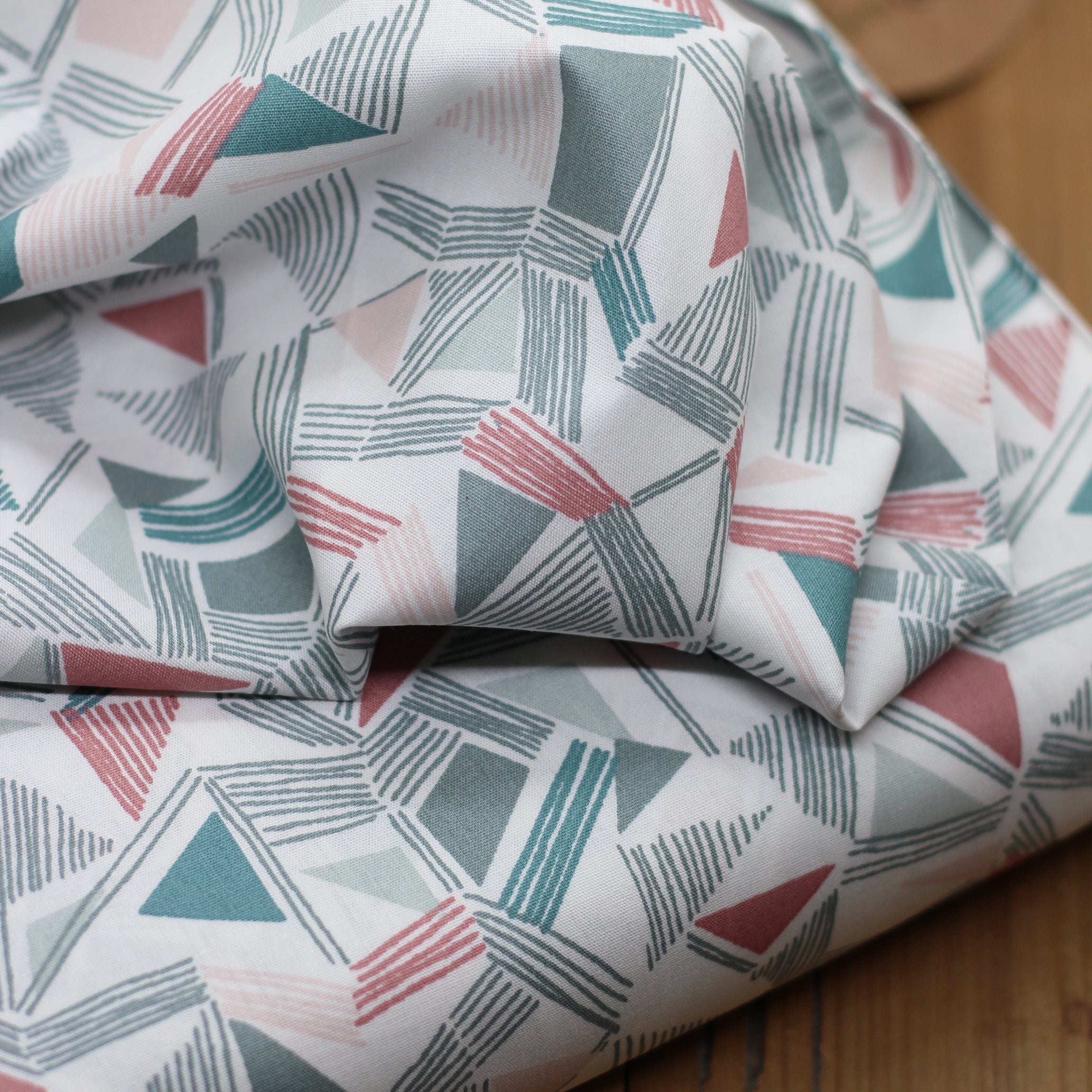 Tissu Popeline Coton BIO - Graphiques Rose (Vendu x10cm) Tissus Sélection Gaspard & Léonie | Gaspard et Léonie Tissus Mercerie Toulouse