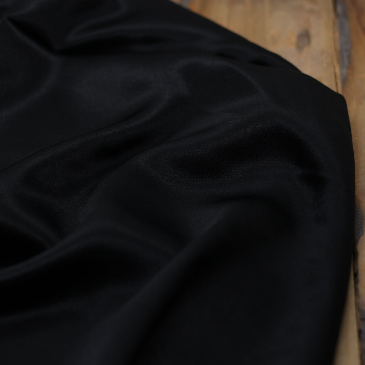 Tissu Satin de Viscose Unie - Noir (Vendu x10cm) Tissus Sélection Gaspard & Léonie | Gaspard et Léonie Tissus en ligne et Mercerie à Toulouse