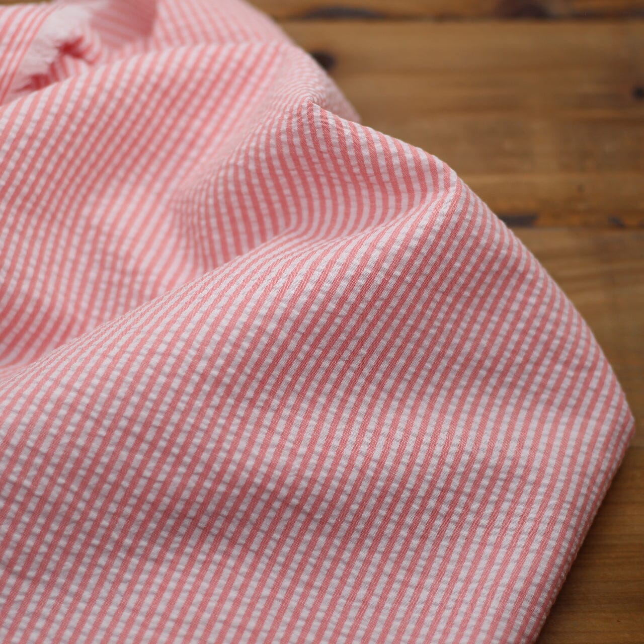 Tissu Seersucker Stripes - Corail (Vendu x10cm) Tissus Sélection Gaspard & Léonie | Gaspard et Léonie Tissus en ligne et Mercerie à Toulouse