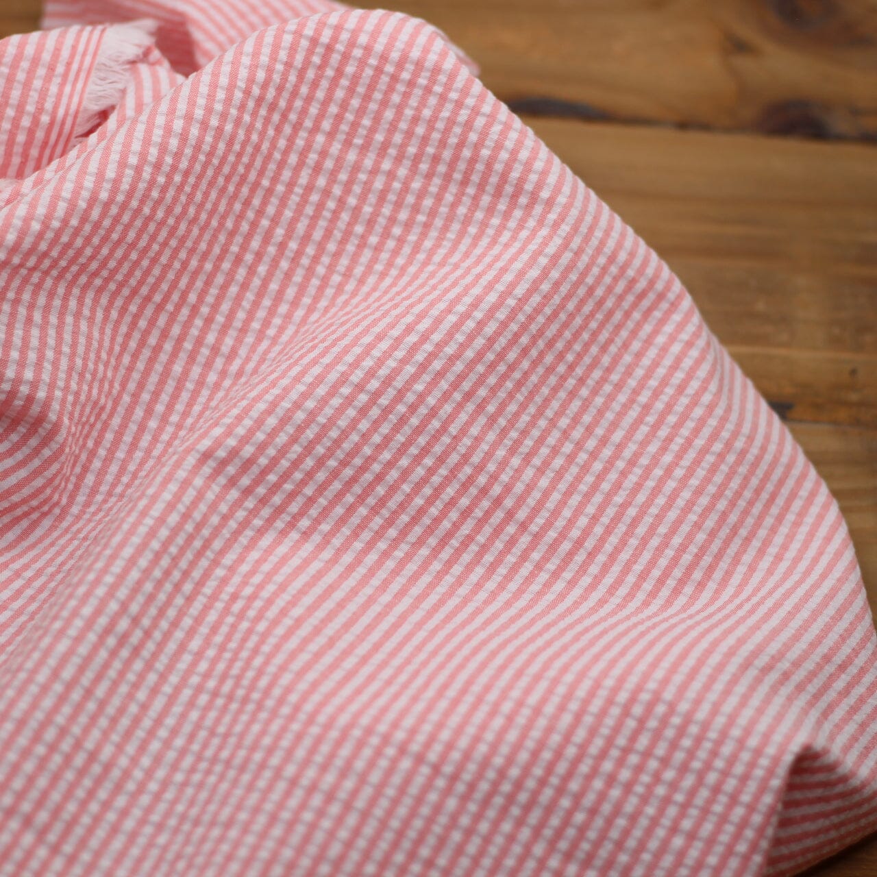 Tissu Seersucker Stripes - Corail (Vendu x10cm) Tissus Sélection Gaspard & Léonie | Gaspard et Léonie Tissus en ligne et Mercerie à Toulouse