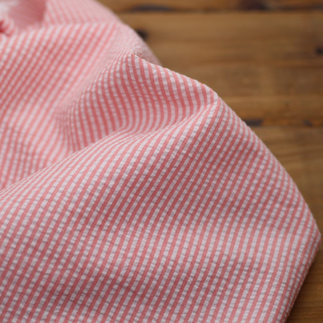 Tissu Seersucker Stripes - Corail (Vendu x10cm) Tissus Sélection Gaspard & Léonie | Gaspard et Léonie Tissus en ligne et Mercerie à Toulouse