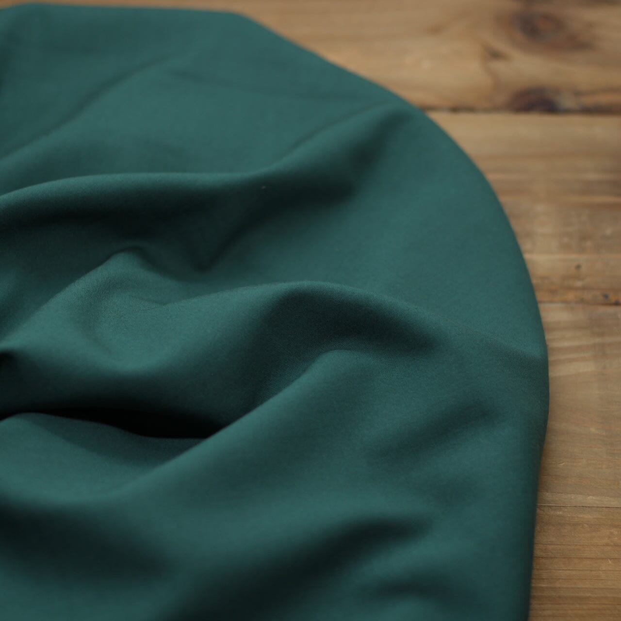 Tissu Viscose Stretch uni - Vert foret (Vendu x10cm) Tissus Sélection Gaspard & Léonie | Gaspard et Léonie Tissus en ligne et Mercerie à Toulouse
