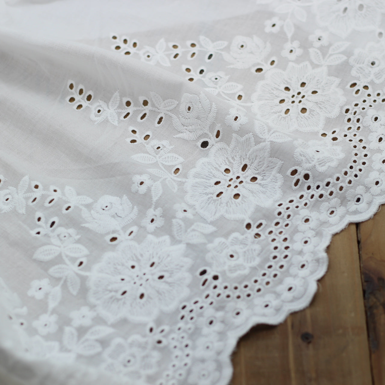 Tissu voile de coton brodé et festonné - VICTORIA - Blanc (Vendu x10cm) Tissus Sélection Gaspard & Léonie | Gaspard et Léonie Tissus en ligne et Mercerie à Toulouse