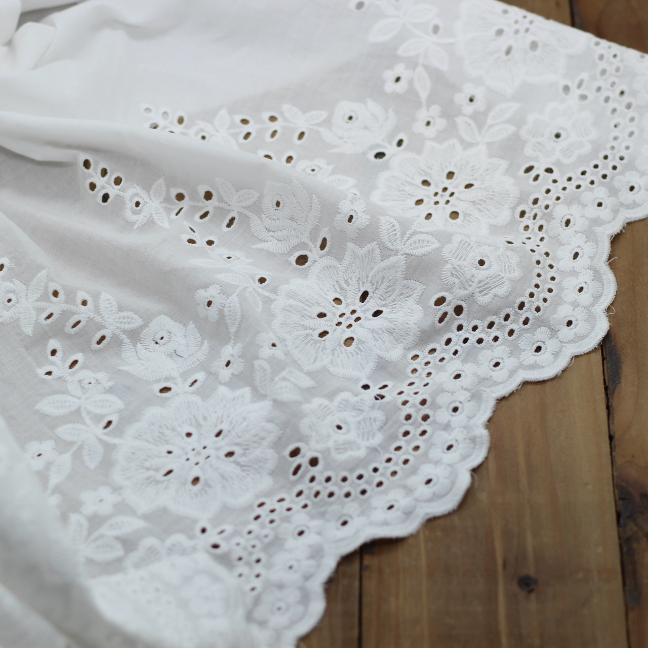 Tissu voile de coton brodé et festonné - VICTORIA - Blanc (Vendu x10cm) Tissus Sélection Gaspard & Léonie | Gaspard et Léonie Tissus en ligne et Mercerie à Toulouse