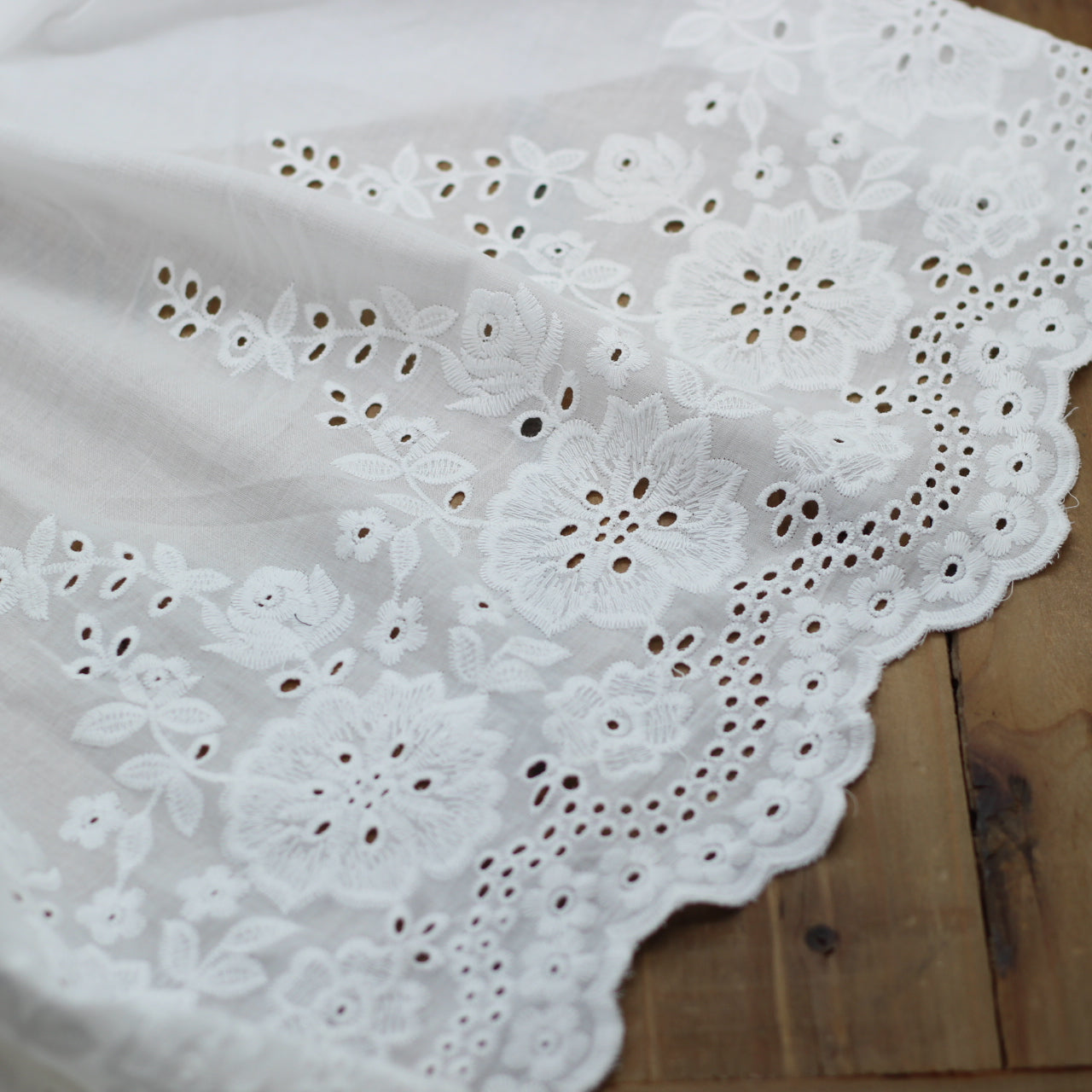 Tissu voile de coton brodé et festonné - VICTORIA - Blanc (Vendu x10cm) Tissus Sélection Gaspard & Léonie | Gaspard et Léonie Tissus en ligne et Mercerie à Toulouse