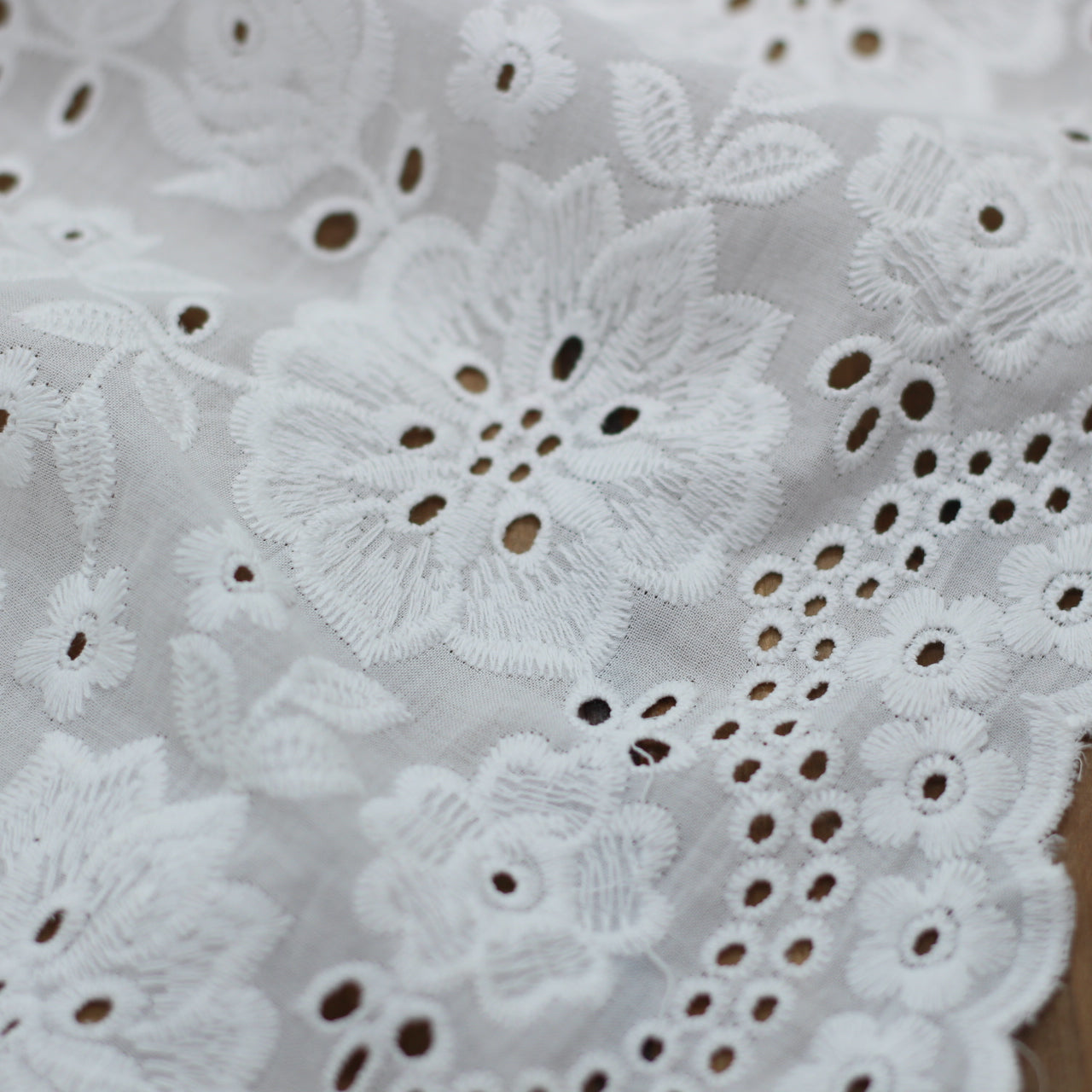 Tissu voile de coton brodé et festonné - VICTORIA - Blanc (Vendu x10cm) Tissus Sélection Gaspard & Léonie | Gaspard et Léonie Tissus en ligne et Mercerie à Toulouse