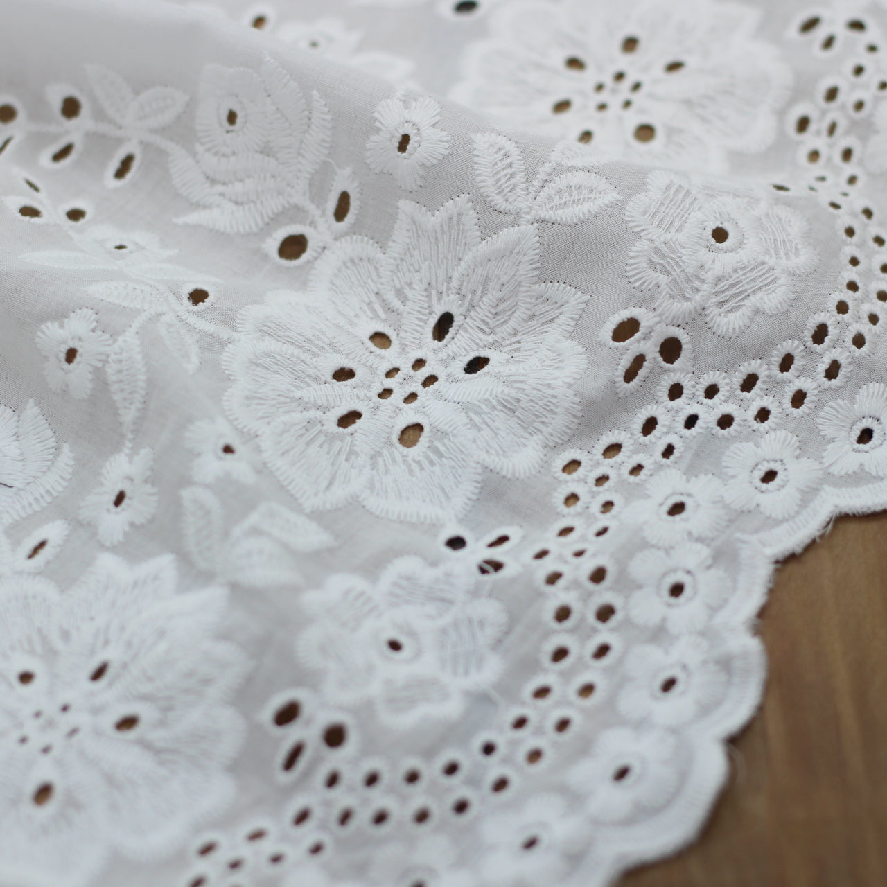 Tissu voile de coton brodé et festonné - VICTORIA - Blanc (Vendu x10cm) Tissus Sélection Gaspard & Léonie | Gaspard et Léonie Tissus en ligne et Mercerie à Toulouse