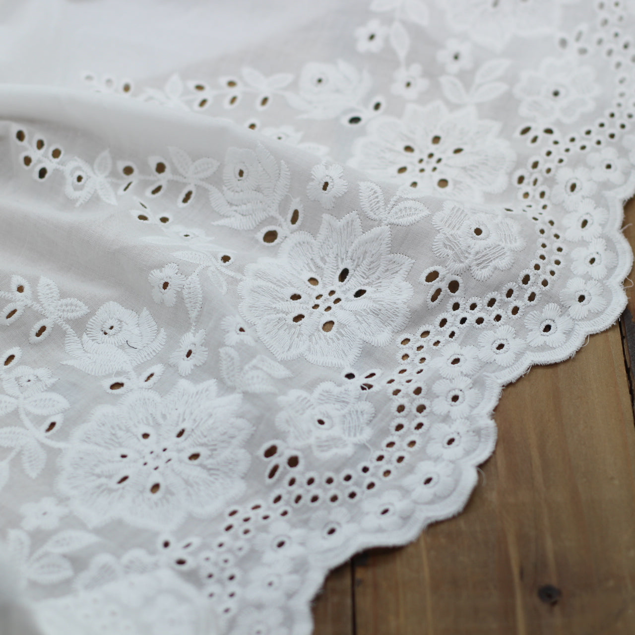 Tissu voile de coton brodé et festonné - VICTORIA - Blanc (Vendu x10cm) Tissus Sélection Gaspard & Léonie | Gaspard et Léonie Tissus en ligne et Mercerie à Toulouse