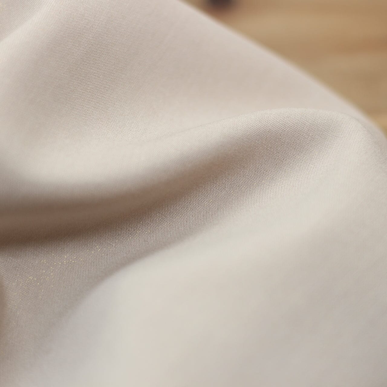 Tissu Voile de Viscose Unie - beige sable Pailleté Or (Vendu x10cm) Tissus Sélection Gaspard & Léonie | Gaspard et Léonie Tissus en ligne et Mercerie à Toulouse