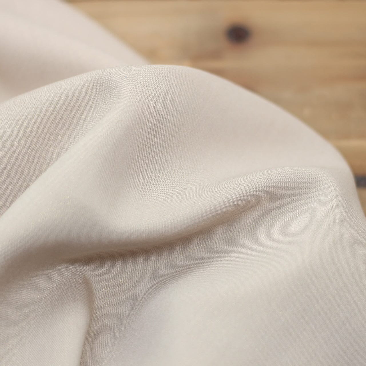 Tissu Voile de Viscose Unie - beige sable Pailleté Or (Vendu x10cm) Tissus Sélection Gaspard & Léonie | Gaspard et Léonie Tissus en ligne et Mercerie à Toulouse