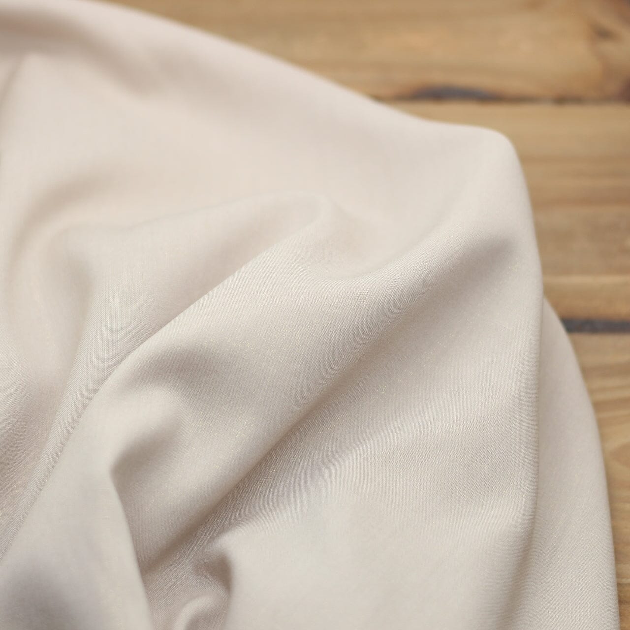 Tissu Voile de Viscose Unie - beige sable Pailleté Or (Vendu x10cm) Tissus Sélection Gaspard & Léonie | Gaspard et Léonie Tissus en ligne et Mercerie à Toulouse