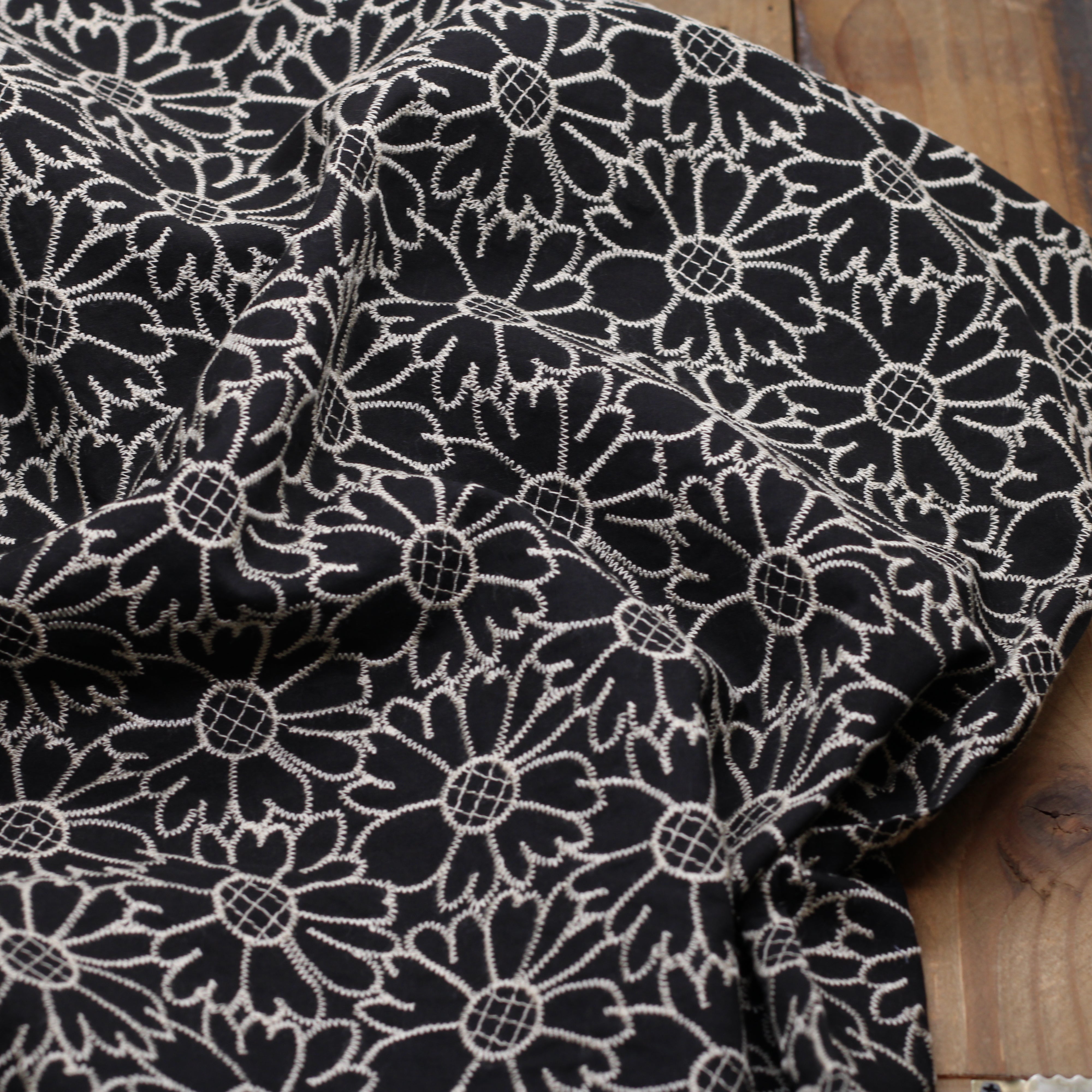 Tissu coton brodé fleuri- ORIA - Noir (Vendu x10cm)
