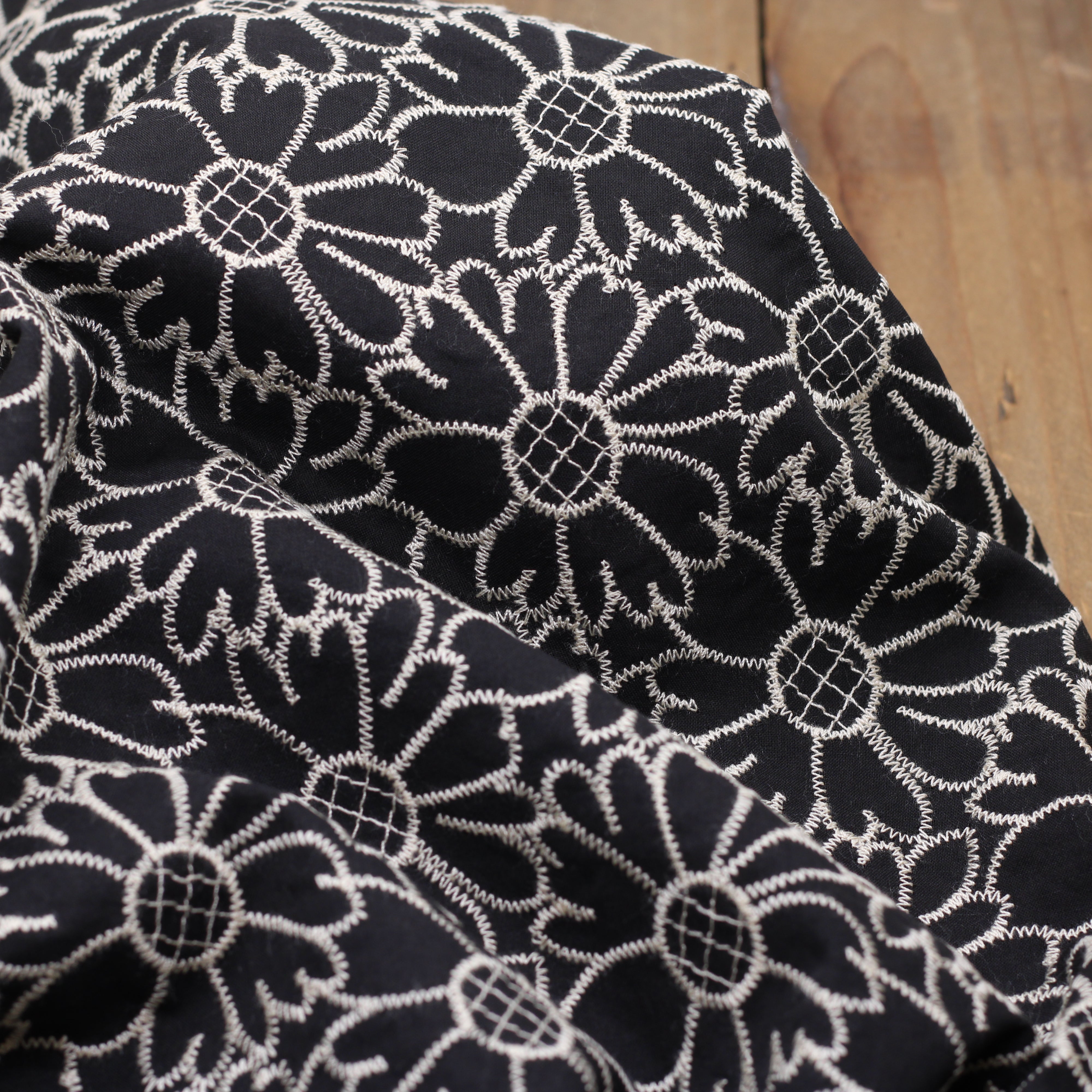 Tissu coton brodé fleuri- ORIA - Noir (Vendu x10cm)