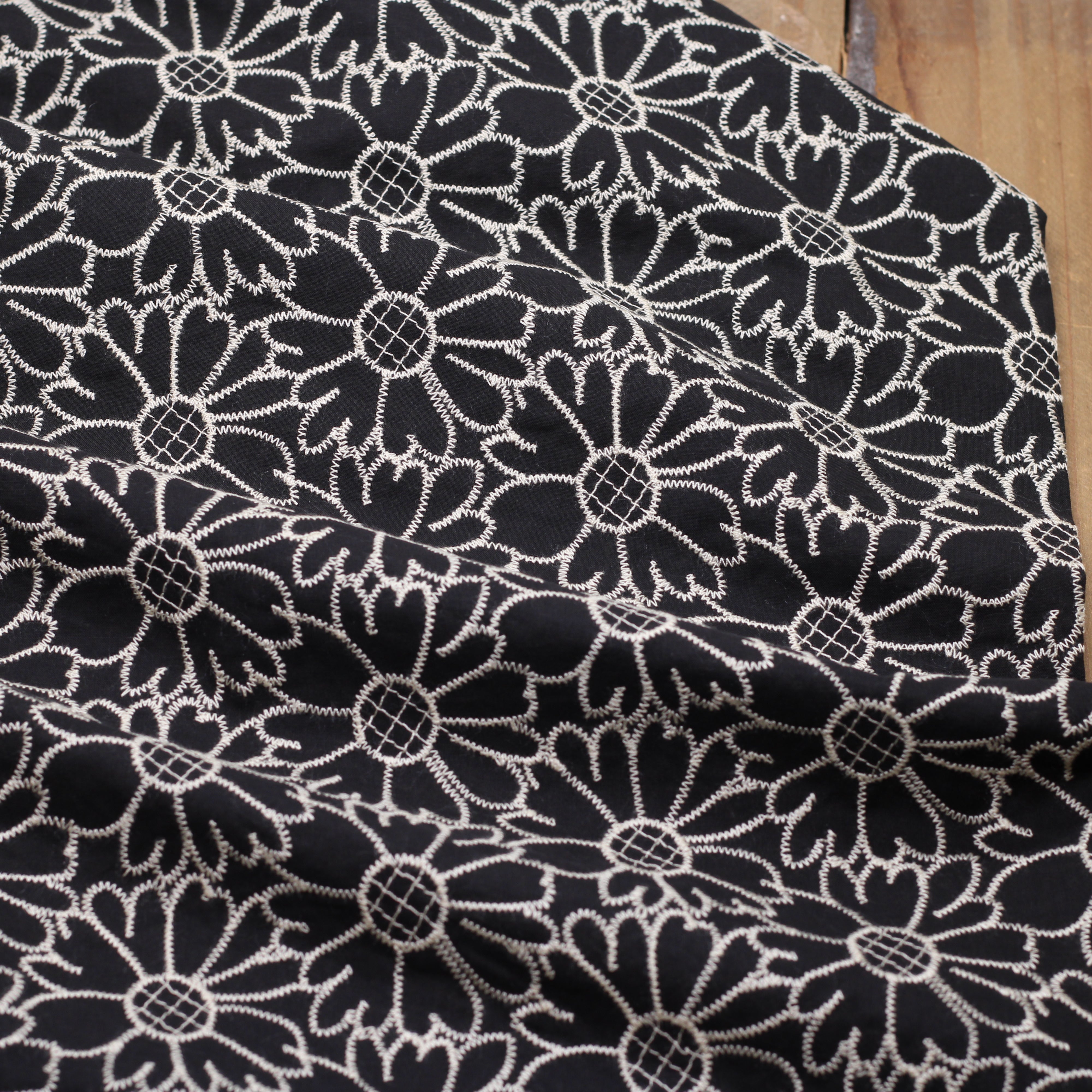 Tissu coton brodé fleuri- ORIA - Noir (Vendu x10cm)