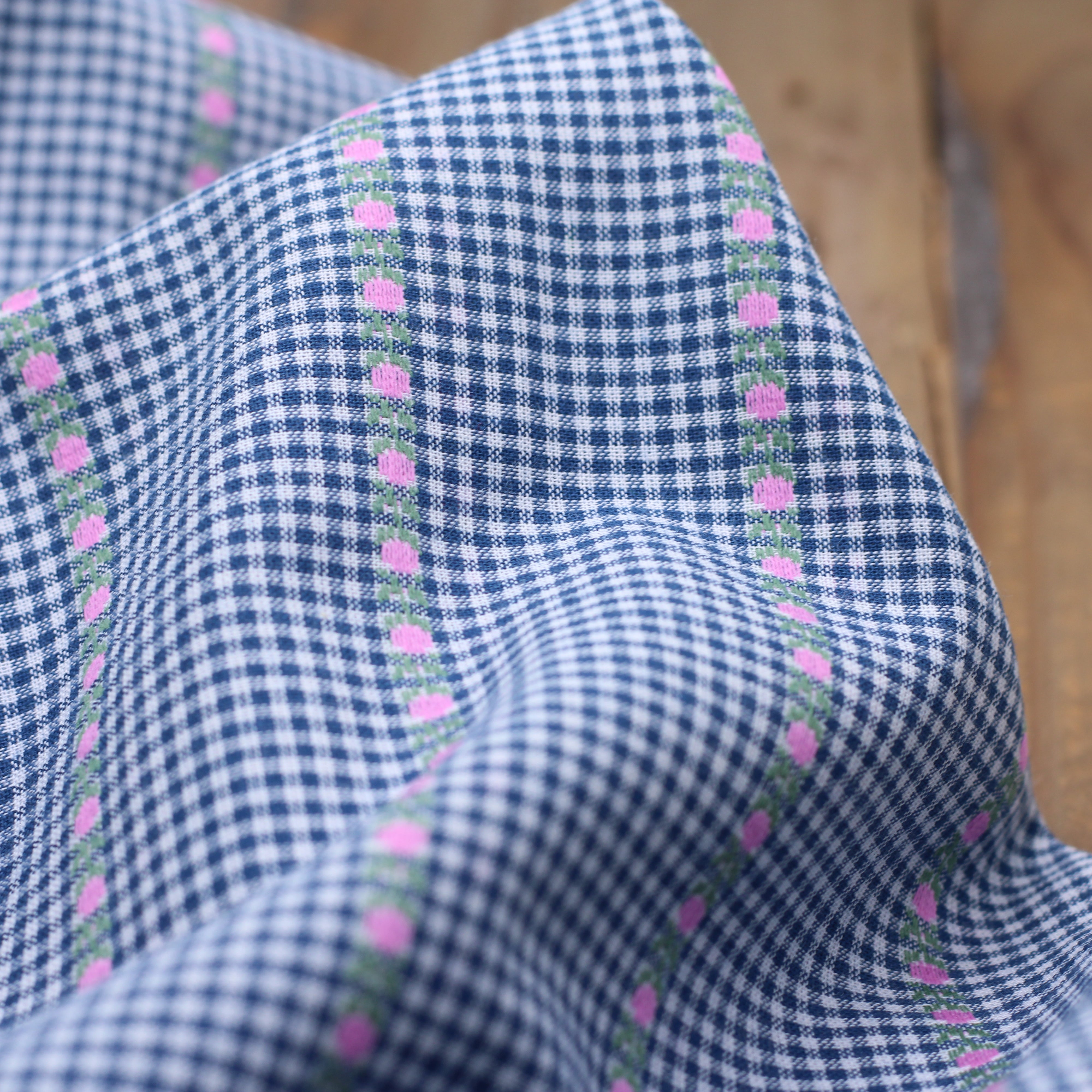 Tissu coton brodé- VICHY FLEURS - Bleu pétrole /ross (Vendu x10cm)