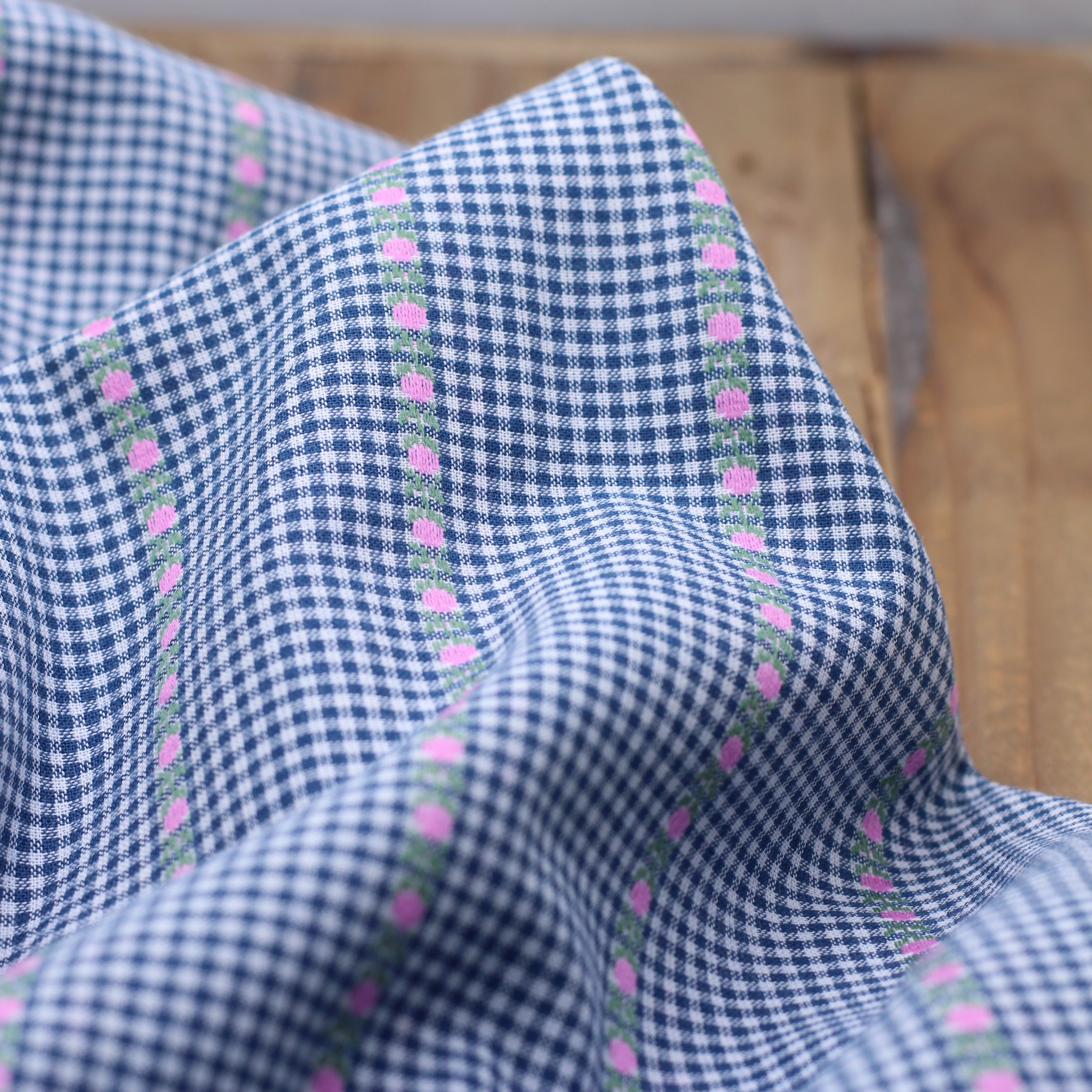 Tissu coton brodé- VICHY FLEURS - Bleu pétrole /ross (Vendu x10cm)