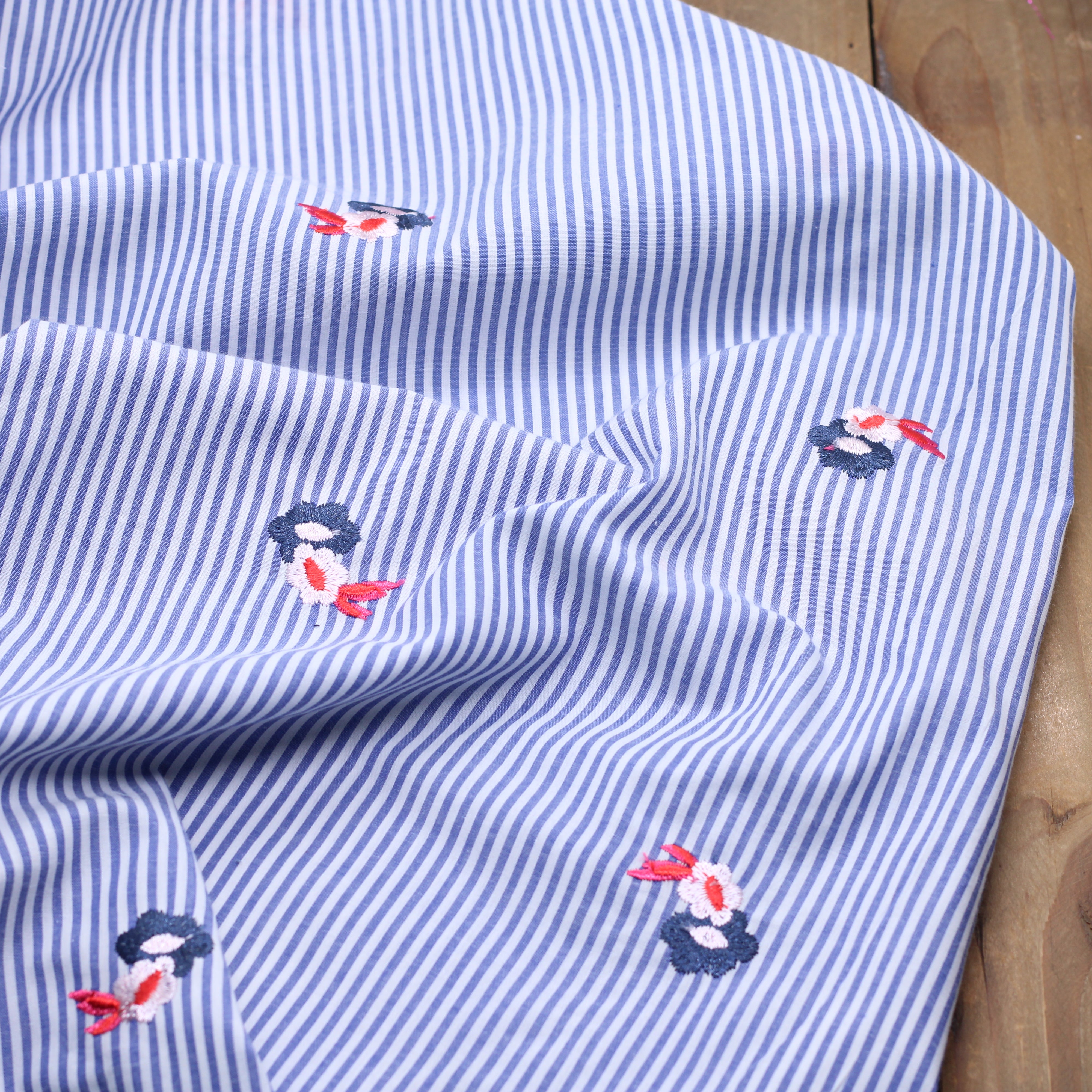 Tissu popeline de coton brodé FLEURI - Blanc Bleu Rouge- (Vendu x10cm)