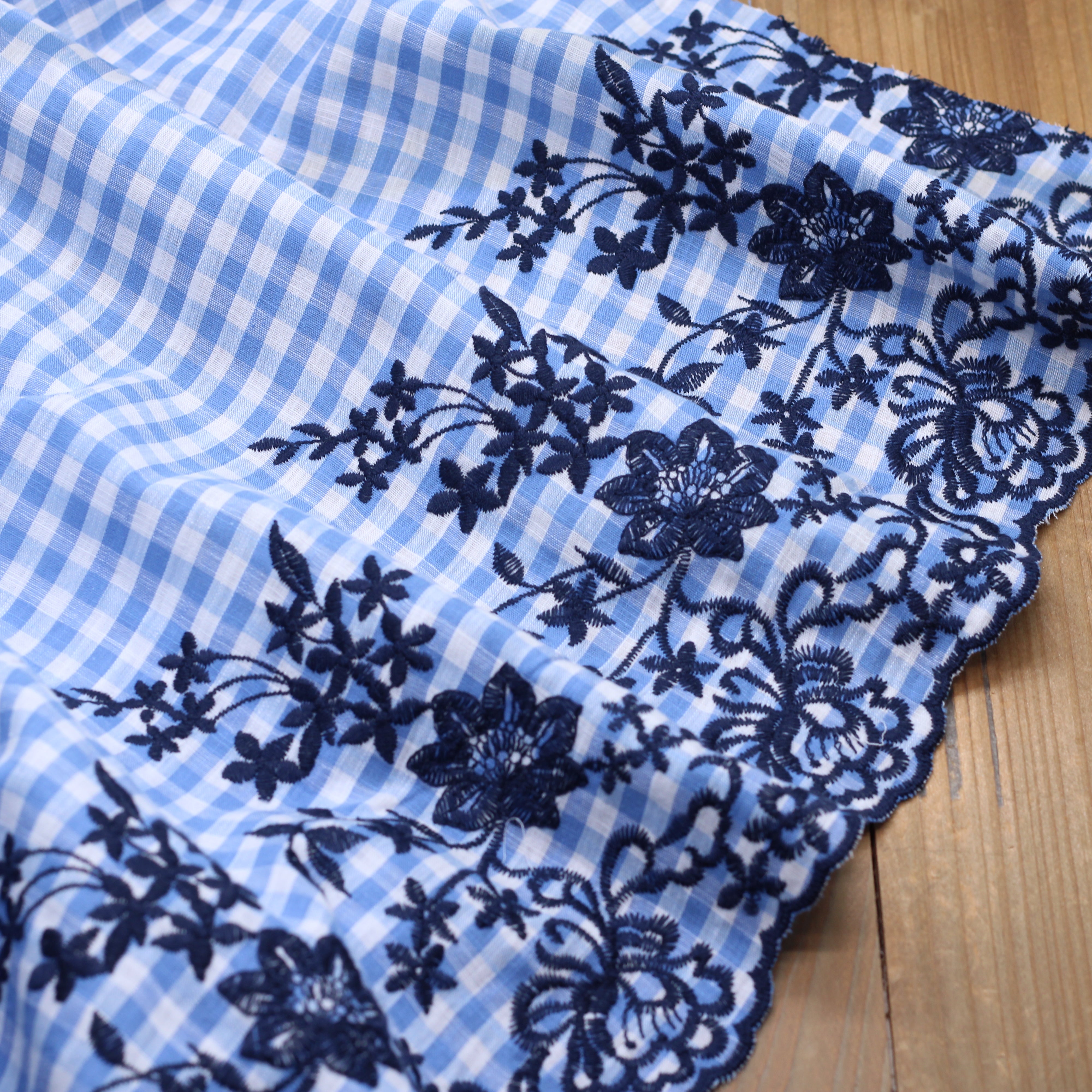 Tissu popeline coton VICHY  Brodé fleuri festonné - Bleu/Bleu marine (Vendu x10cm)